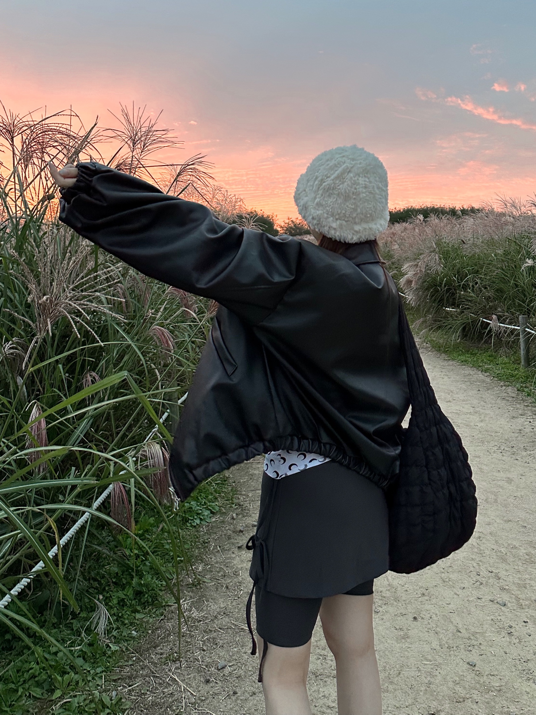 COS Quilted Oversized Shoulder Bag Black, (W) Marine Serre Second Skin Top White Moon 착용 스타일 - 4