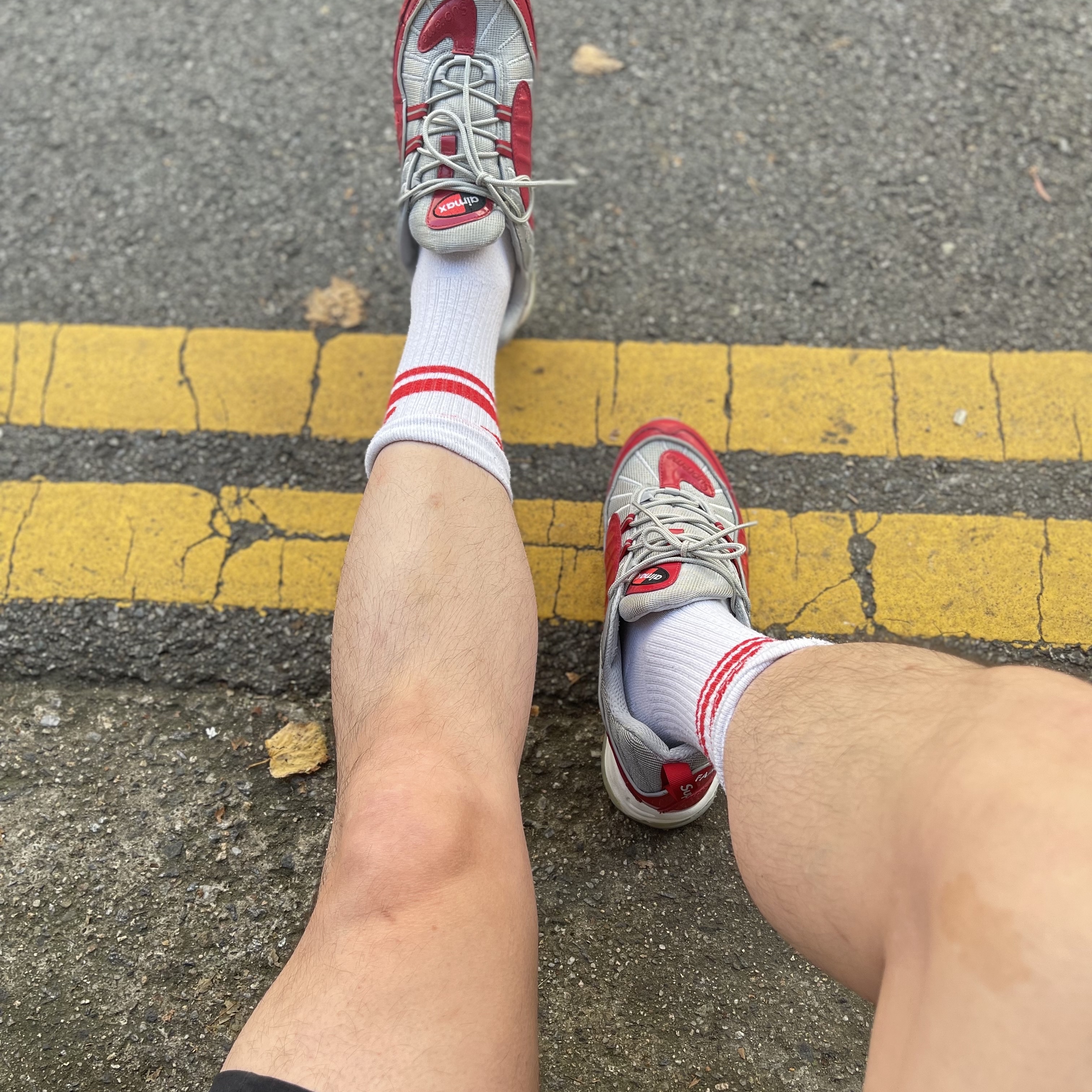 Nike x Supreme Air Max 98 Varsity Red 착용 스타일 - 1