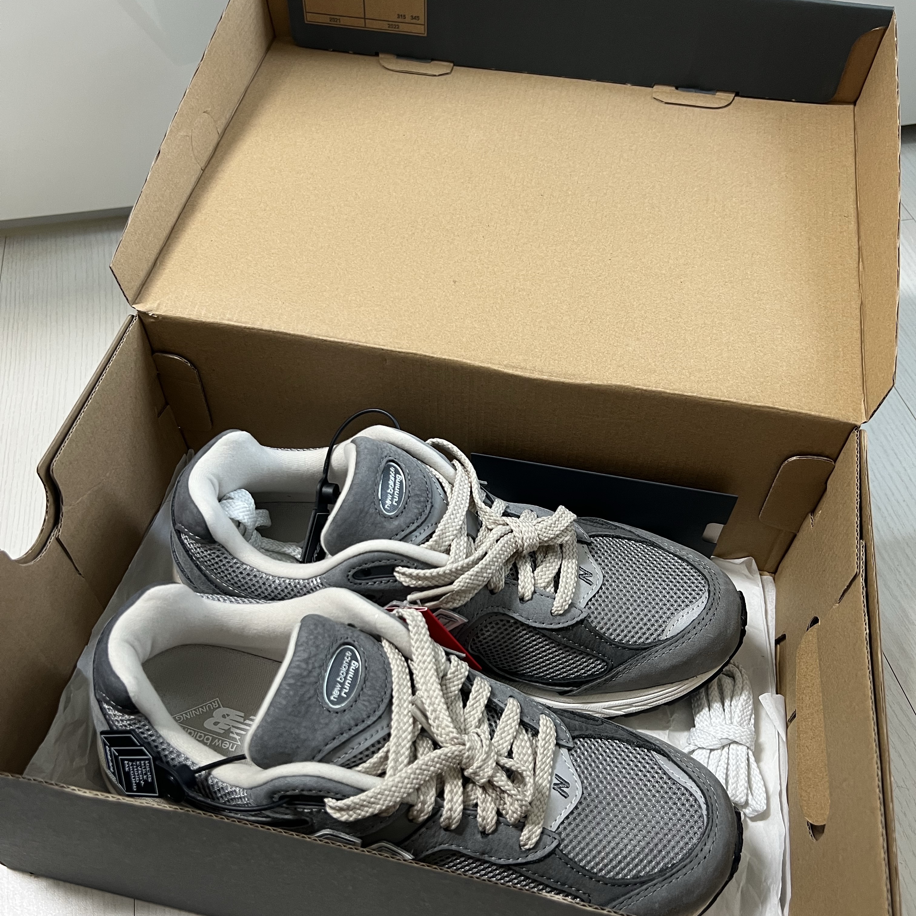 New Balance 2002R Premium Vintage Grey 착용 스타일 - 3