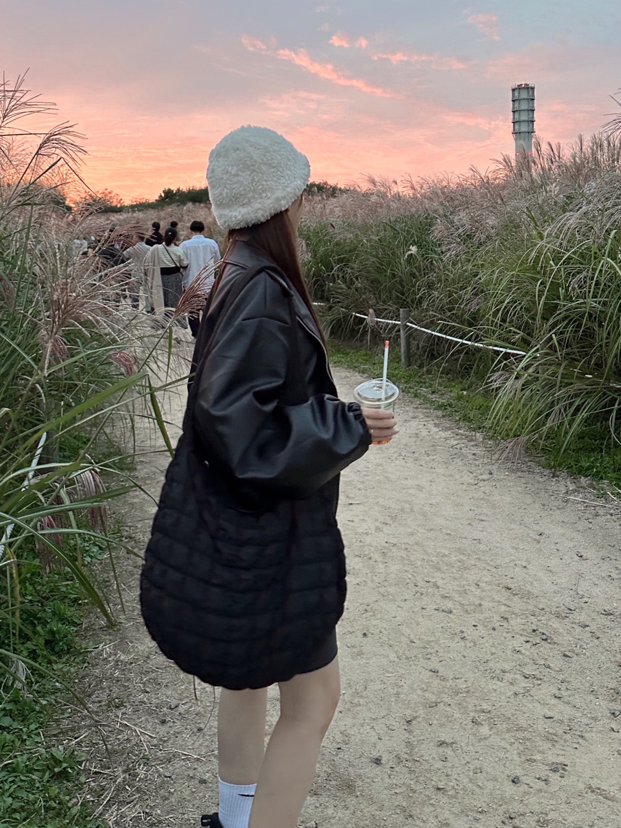 COS Quilted Oversized Shoulder Bag Black, (W) Marine Serre Second Skin Top White Moon 착용 스타일 - 3