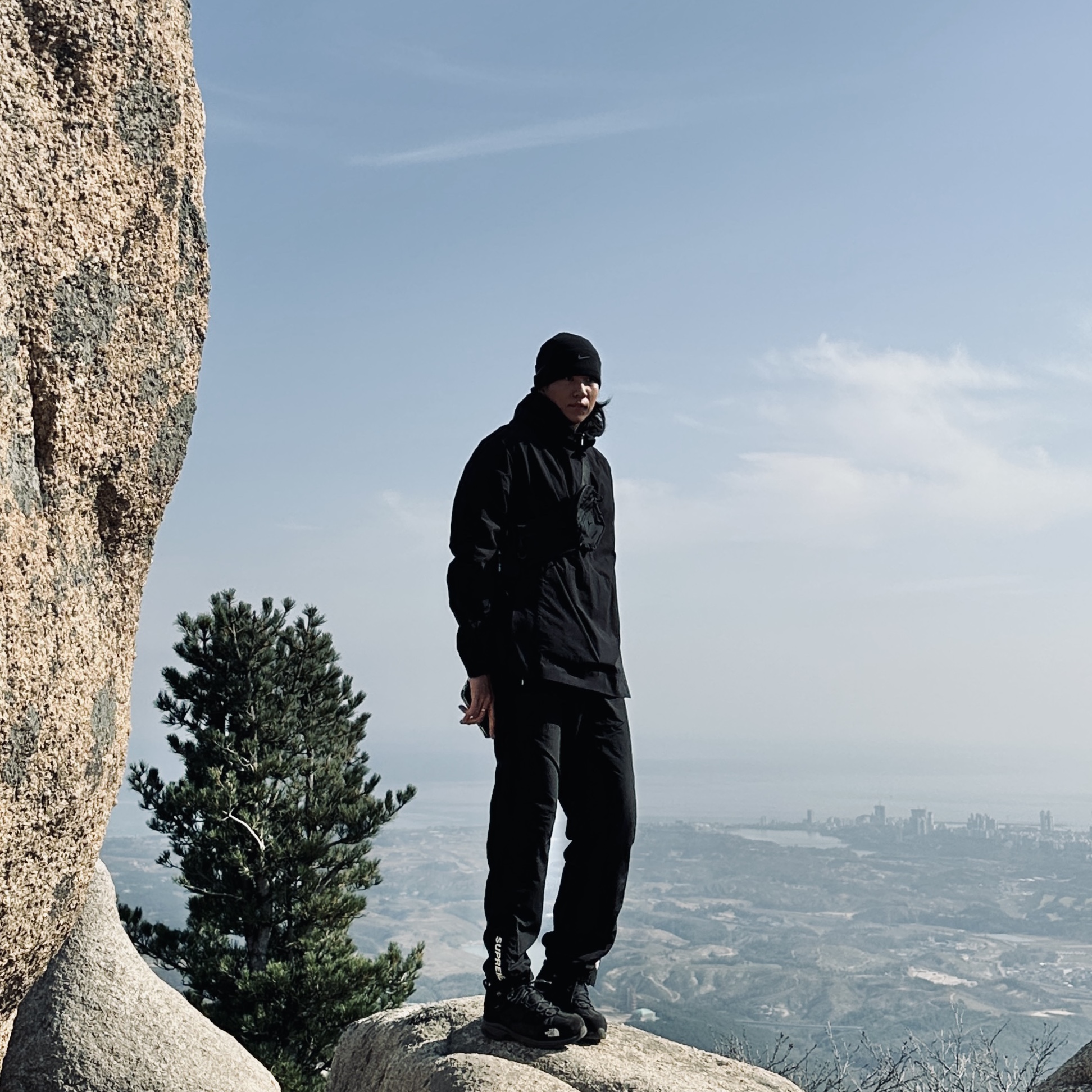 Nike Beanie Black, Supreme Warm Up Pants Black - 20FW 착용 스타일