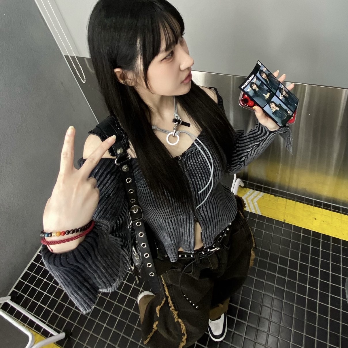 Balenciaga Arena Lambskin Le Cagole XS Shoulder Bag Black, Our Legacy Ladon Leather Keychain Antique Blue 착용 스타일