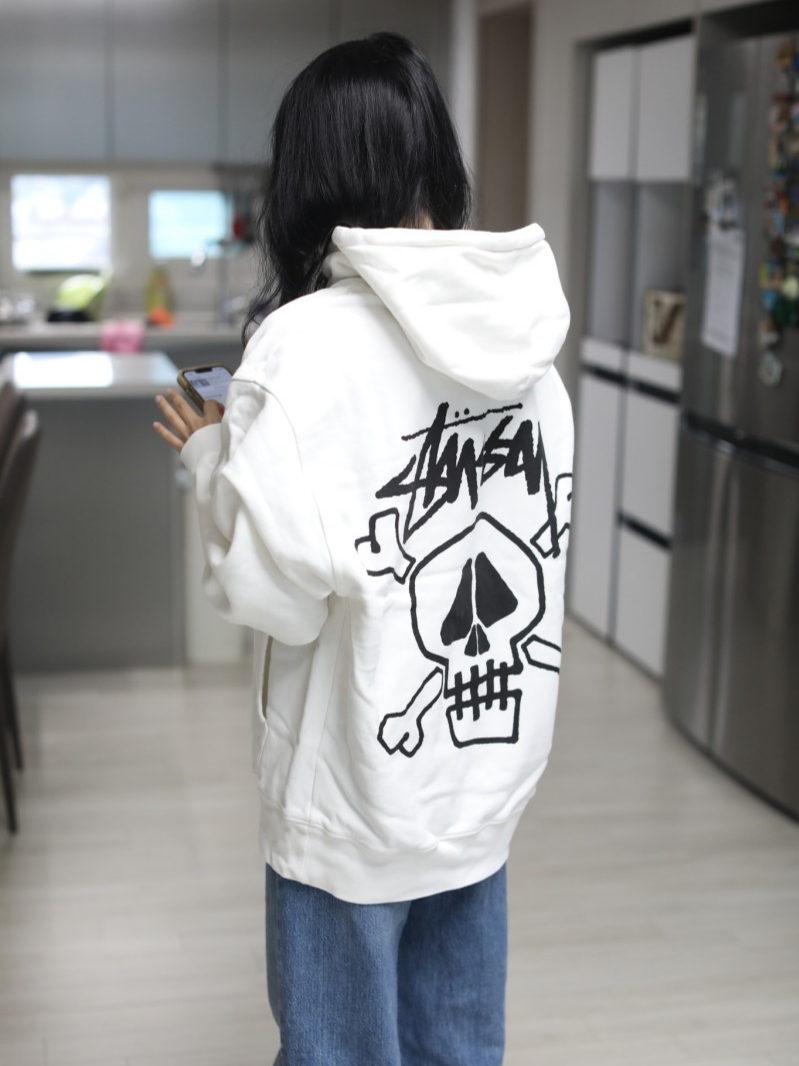 Stussy Skull & Bones Pigment Dyed Hoodie Natural 착용 스타일 - 1