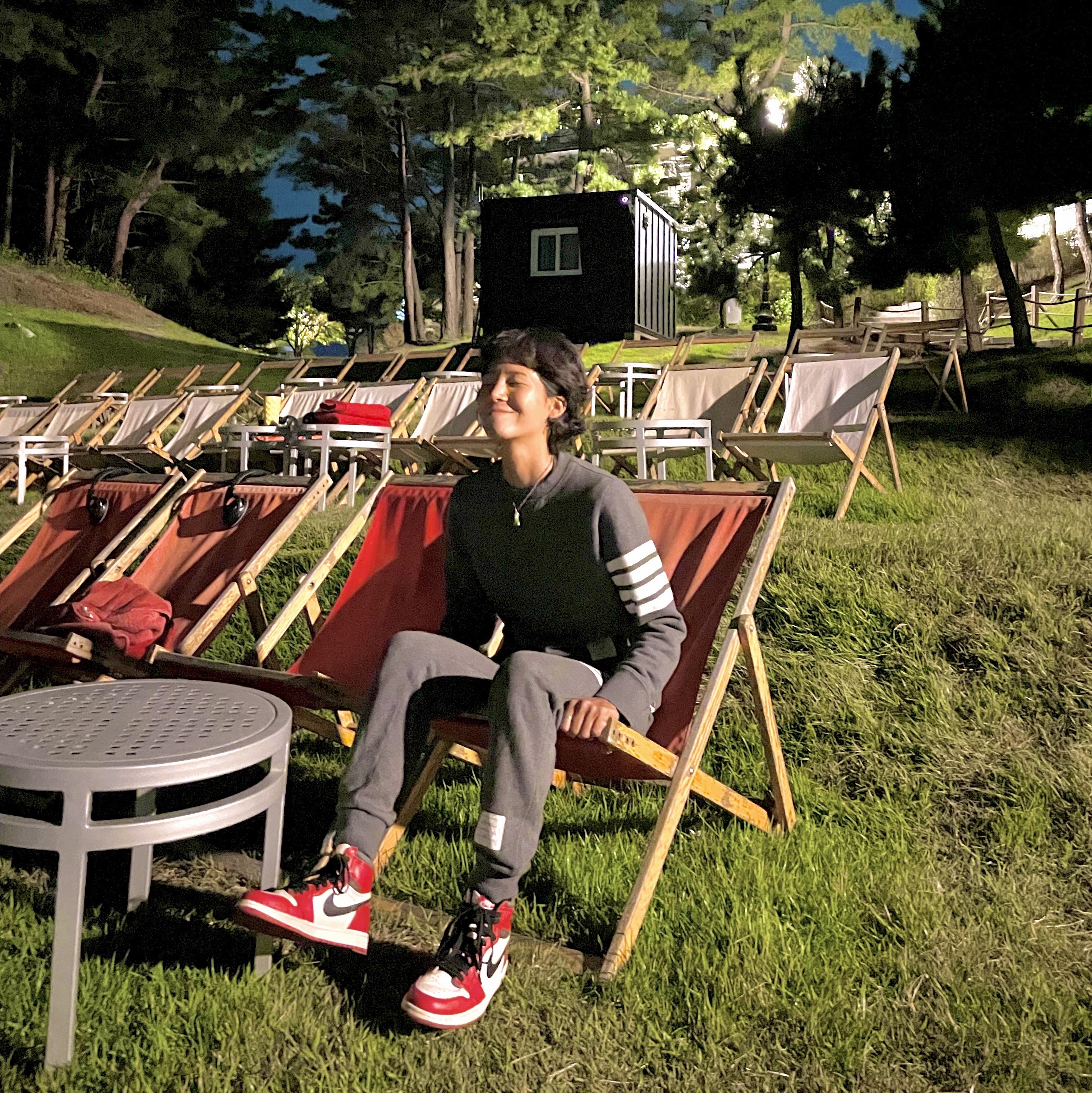 Jordan 1 Retro High OG Chicago 2022, Thom Browne Waffle 4-Bar Stripe Sweatpants Medium Grey 착용 스타일 - 1