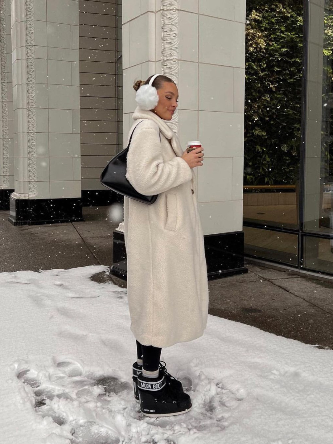 (W) Moon Boot Icon Low Nylon Boots Black, (W) Moon Boot Icon Faux Fur Boots White 착용 스타일 - 2