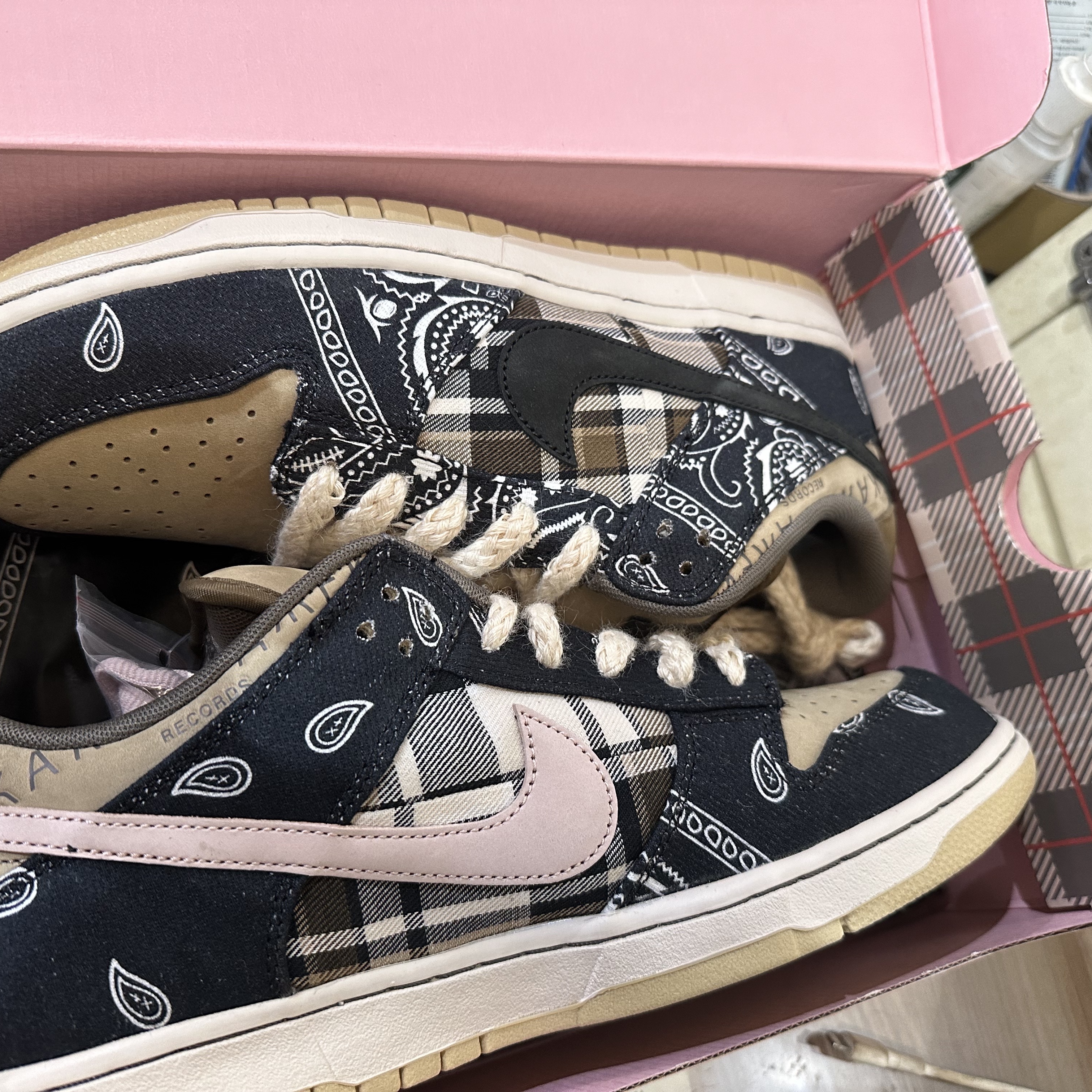 Nike x Travis Scott SB Dunk Low (Special Box) 착용 스타일 - 1