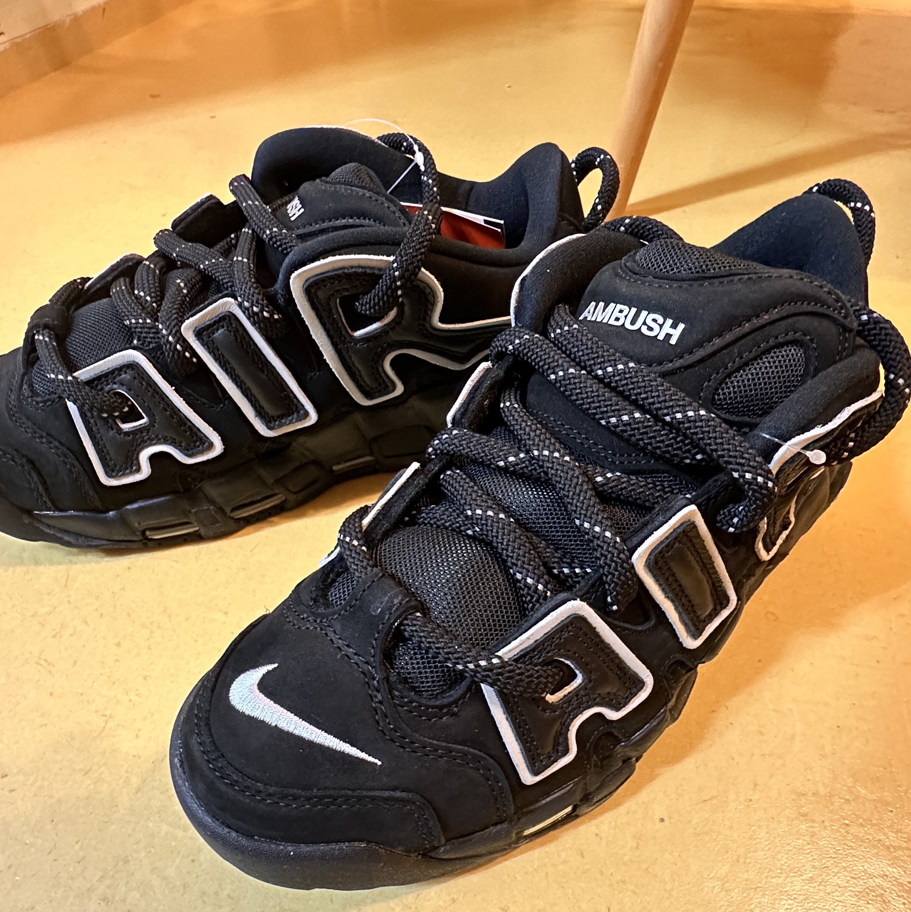 Nike x Ambush Air More Uptempo Low Black and White 착용 스타일 - 3