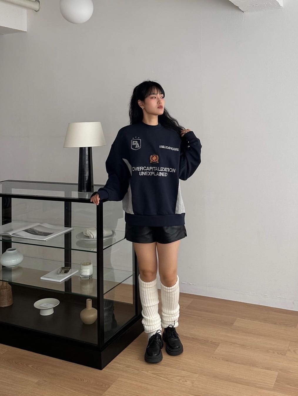 Millo Archive New Capital Crew Neck Navy, Millo Archive New Capital Crew Neck Black 착용 스타일 - 2