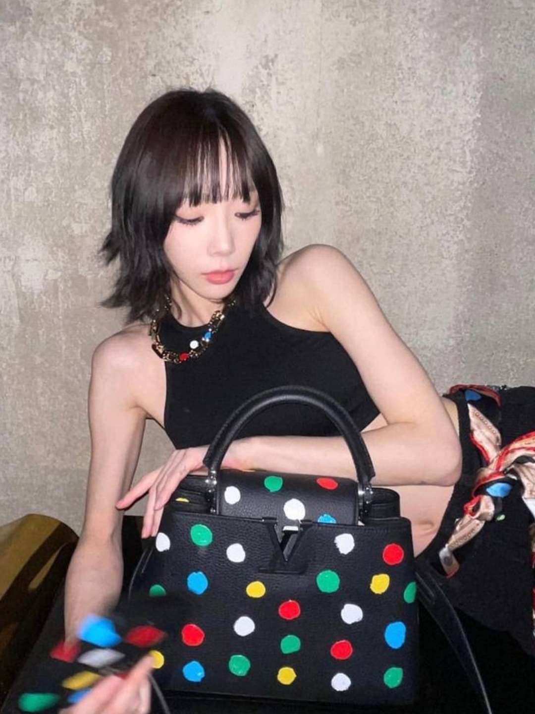Louis Vuitton x YK Onthego PM Dots Print Monogram, Louis Vuitton x YK Alma BB Red White 착용 스타일 - 5