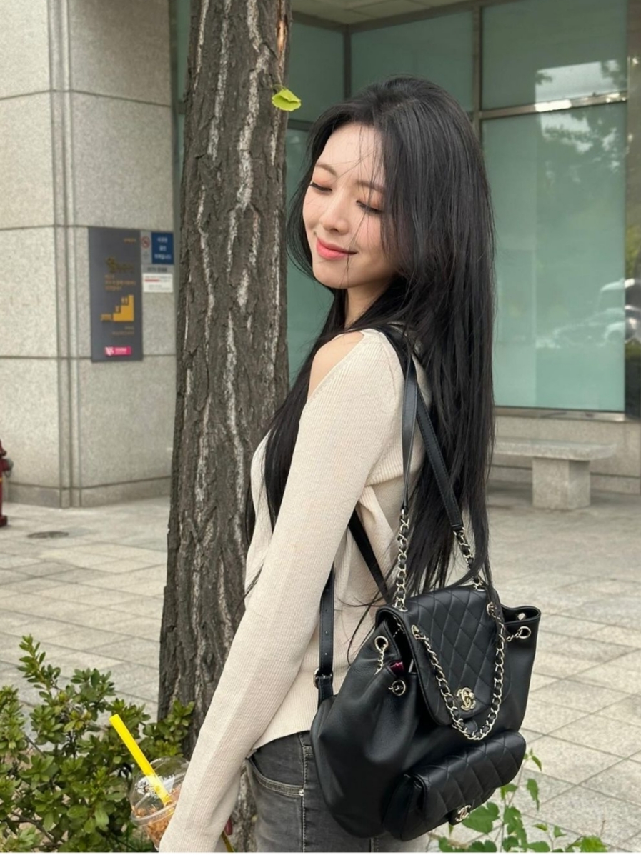 Chanel Backpack Calfskin & Gold Black 착용 스타일 - 2