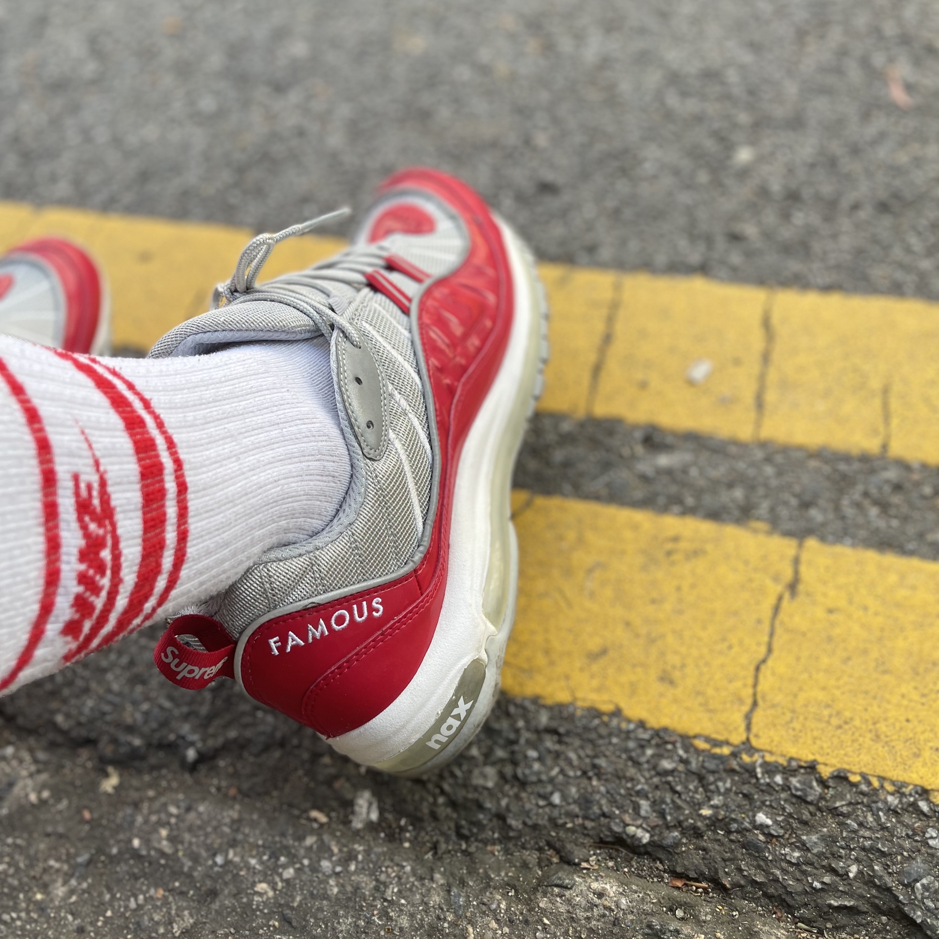 Nike x Supreme Air Max 98 Varsity Red 착용 스타일 - 3