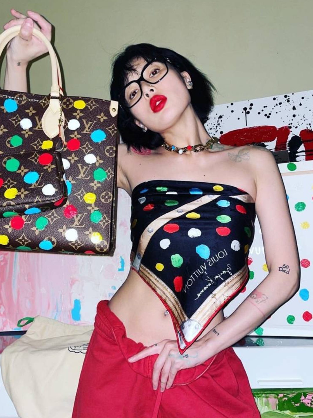 Louis Vuitton x YK Onthego PM Dots Print Monogram, Louis Vuitton x YK Alma BB Red White 착용 스타일 - 6