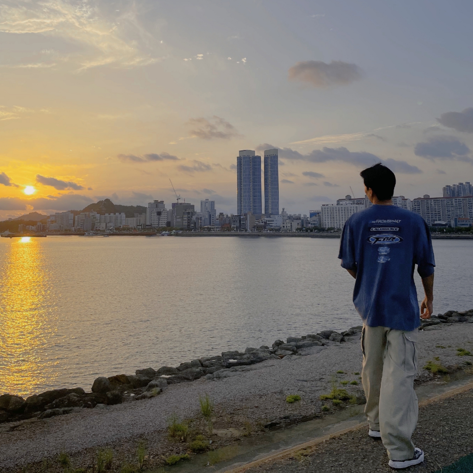Farfromwhat Far Washed Logo T-Shirt Navy 착용 스타일 - 1