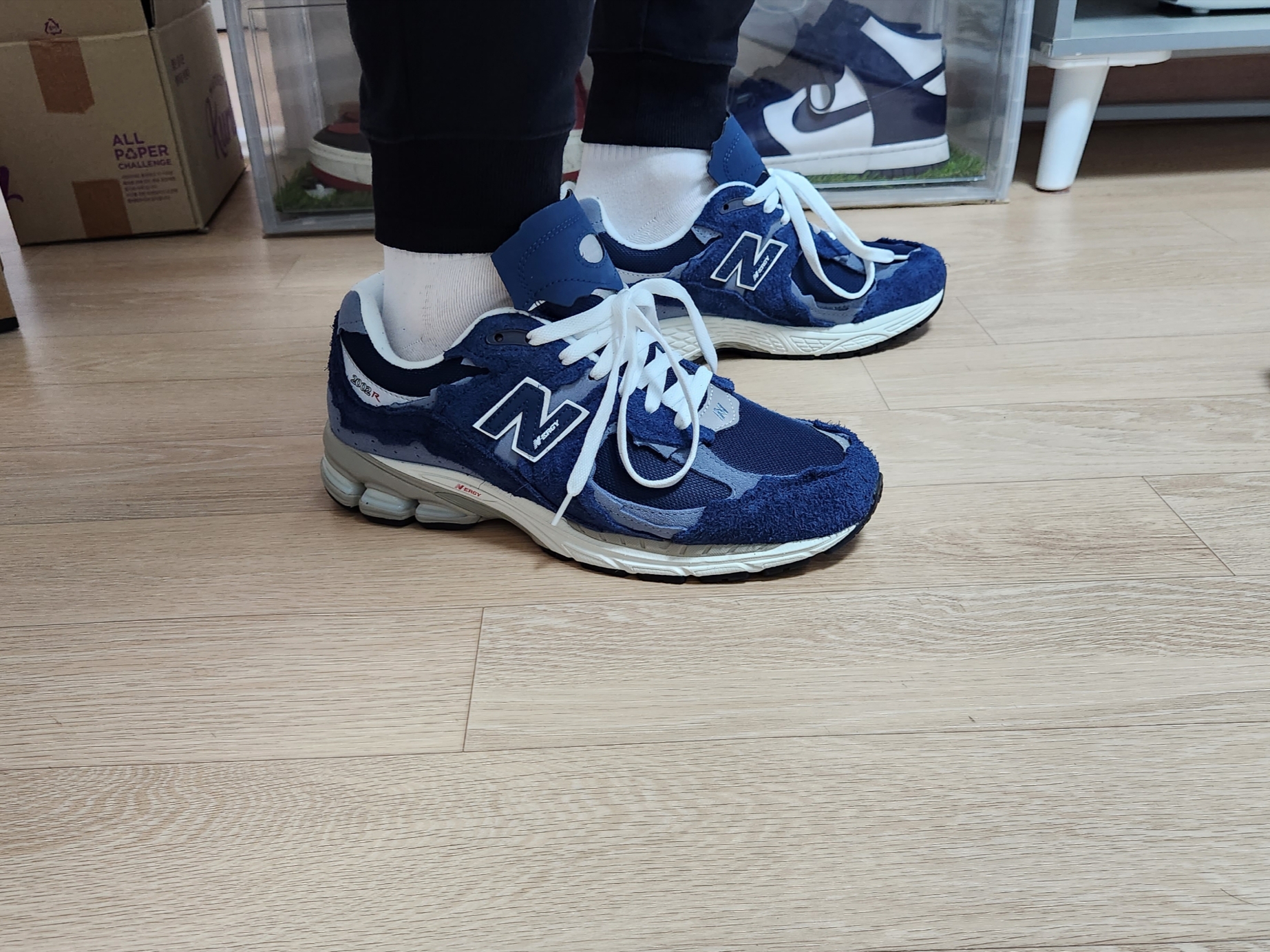 New Balance 2002R Protection Pack Navy 착용 스타일 - 3