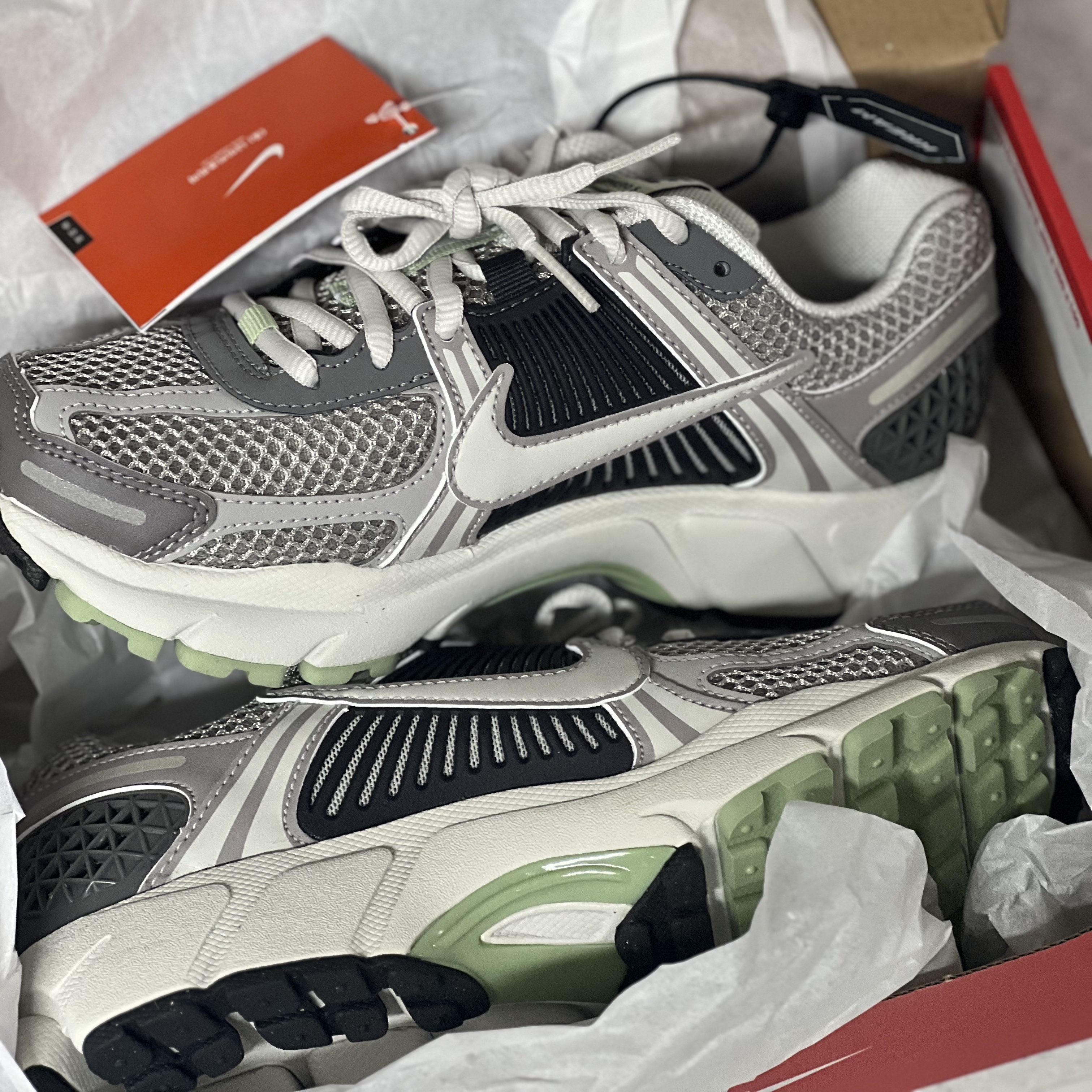 (W) Nike Zoom Vomero 5 Cobblestone and Flat Pewter 착용 스타일