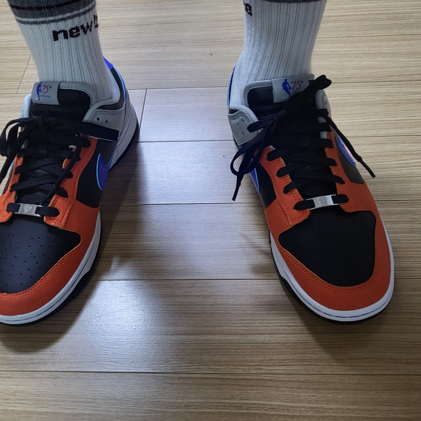 Nike x NBA Dunk Low Retro EMB Racer Blue and Orange 착용 스타일 - 4