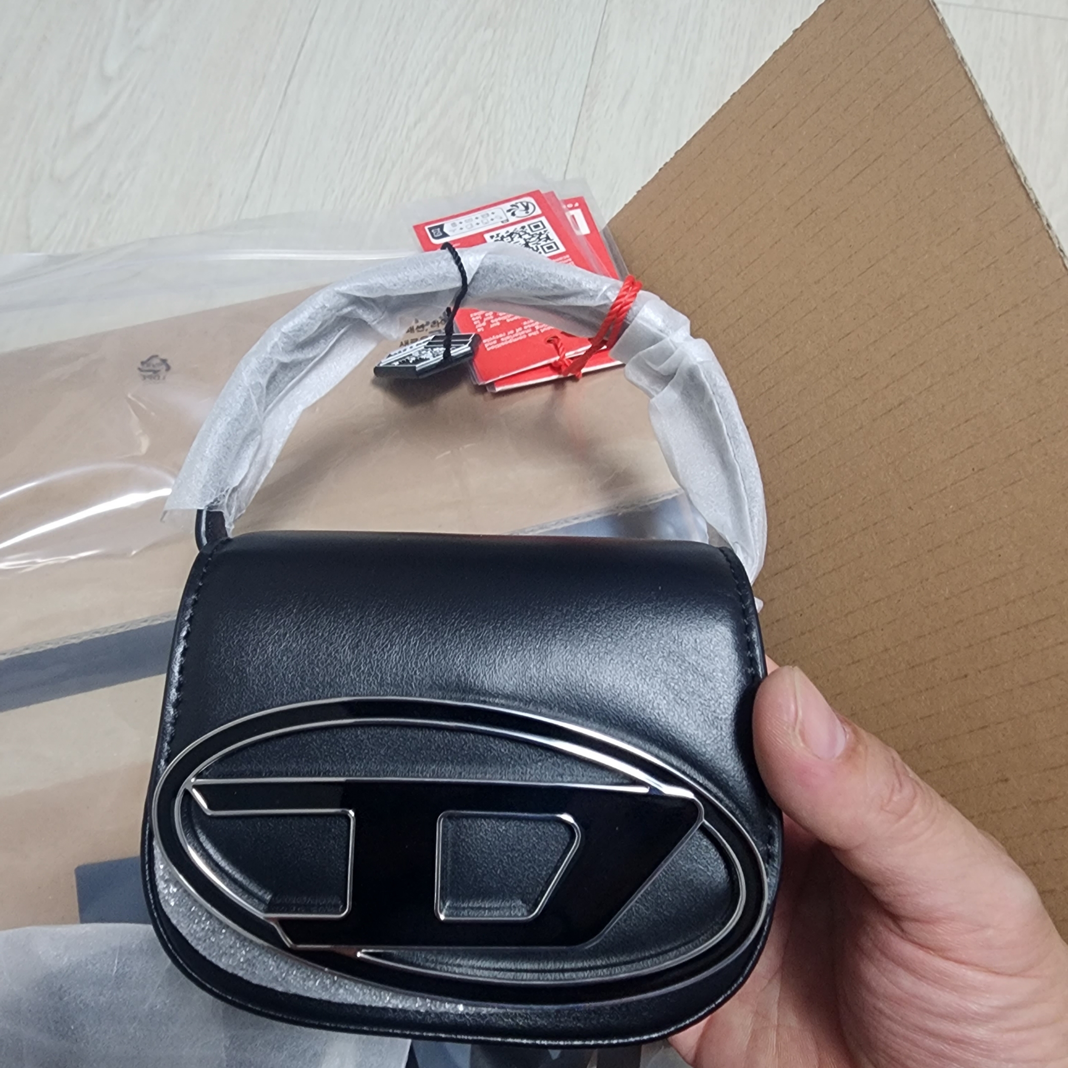 Diesel 1DR Mini Bag Plaque Black 착용 스타일 - 2