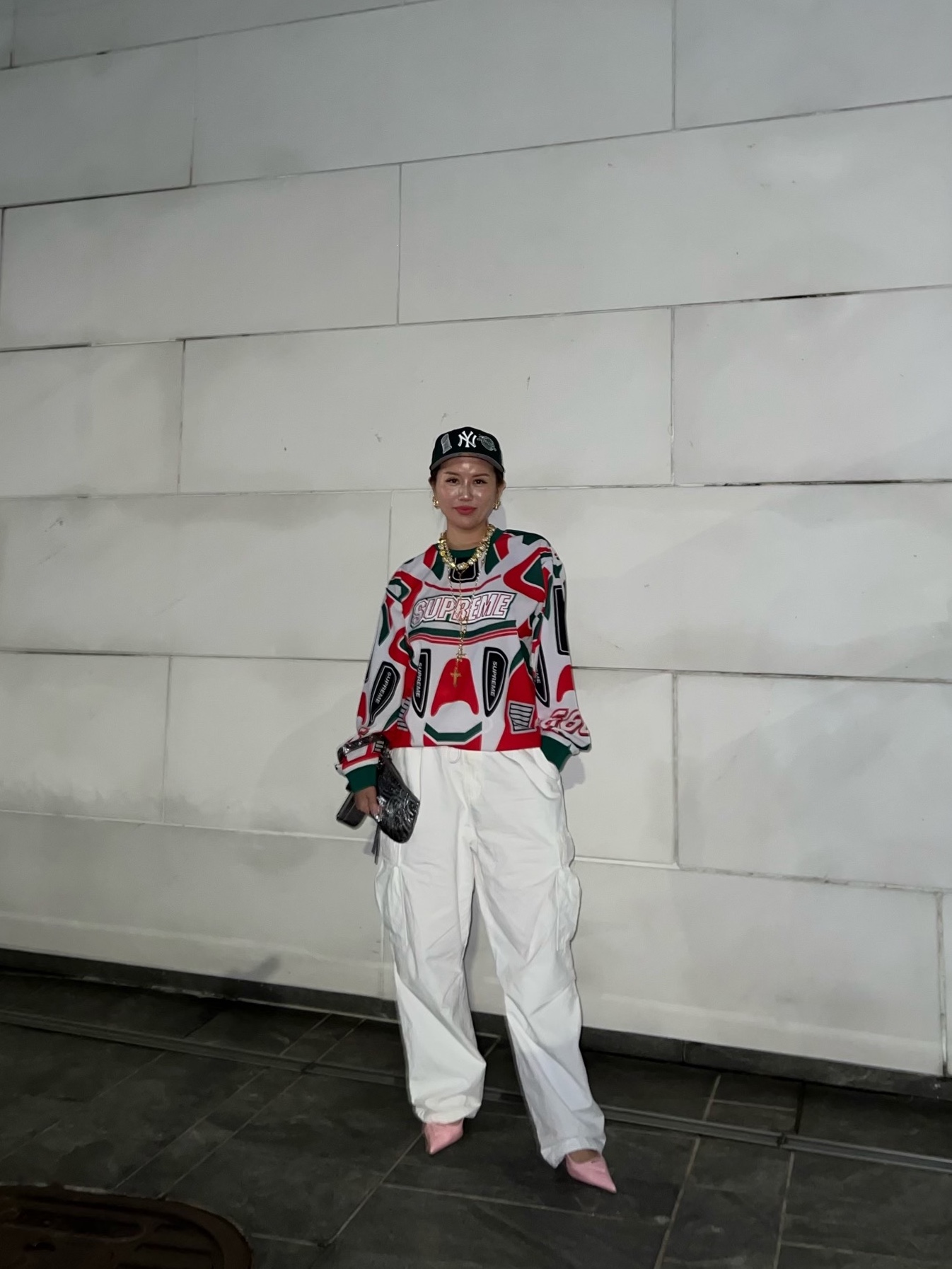 Supreme Decals Moto Jersey White - 22FW, Balenciaga Le Cagole Mini Multipouch Metallized Silver 착용 스타일 - 3