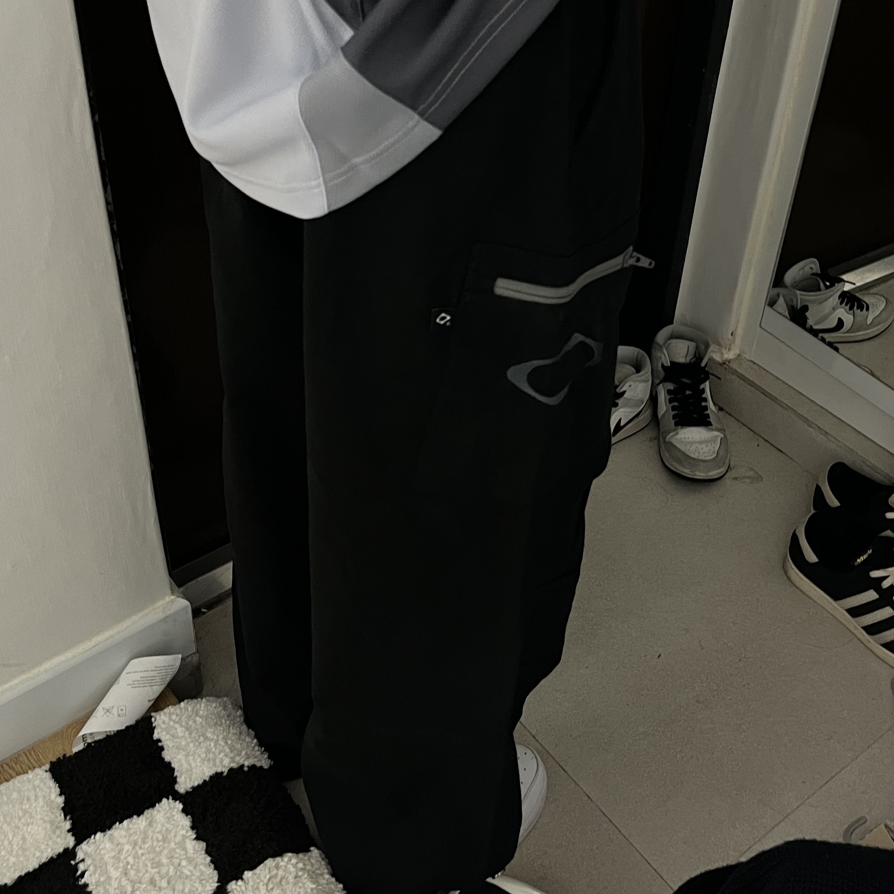 (W) Mischief Drawstring Pants Black 착용 스타일