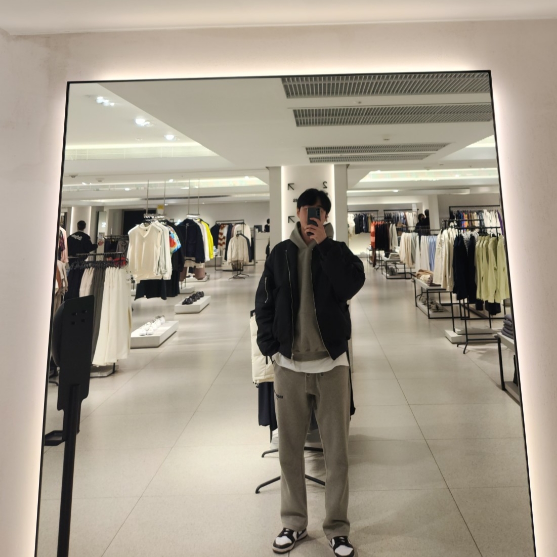 Essentials The Core Collection Hoodie Dark Oatmeal 착용 스타일 - 2