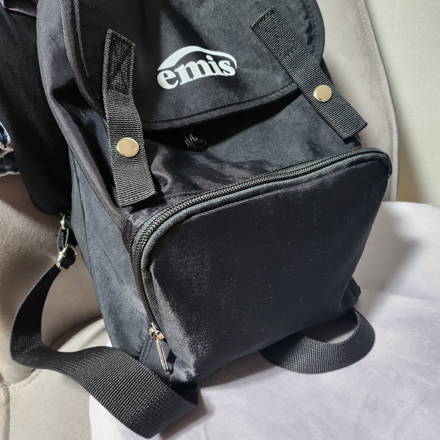 Emis Logo Mini Backpack Black 착용 스타일