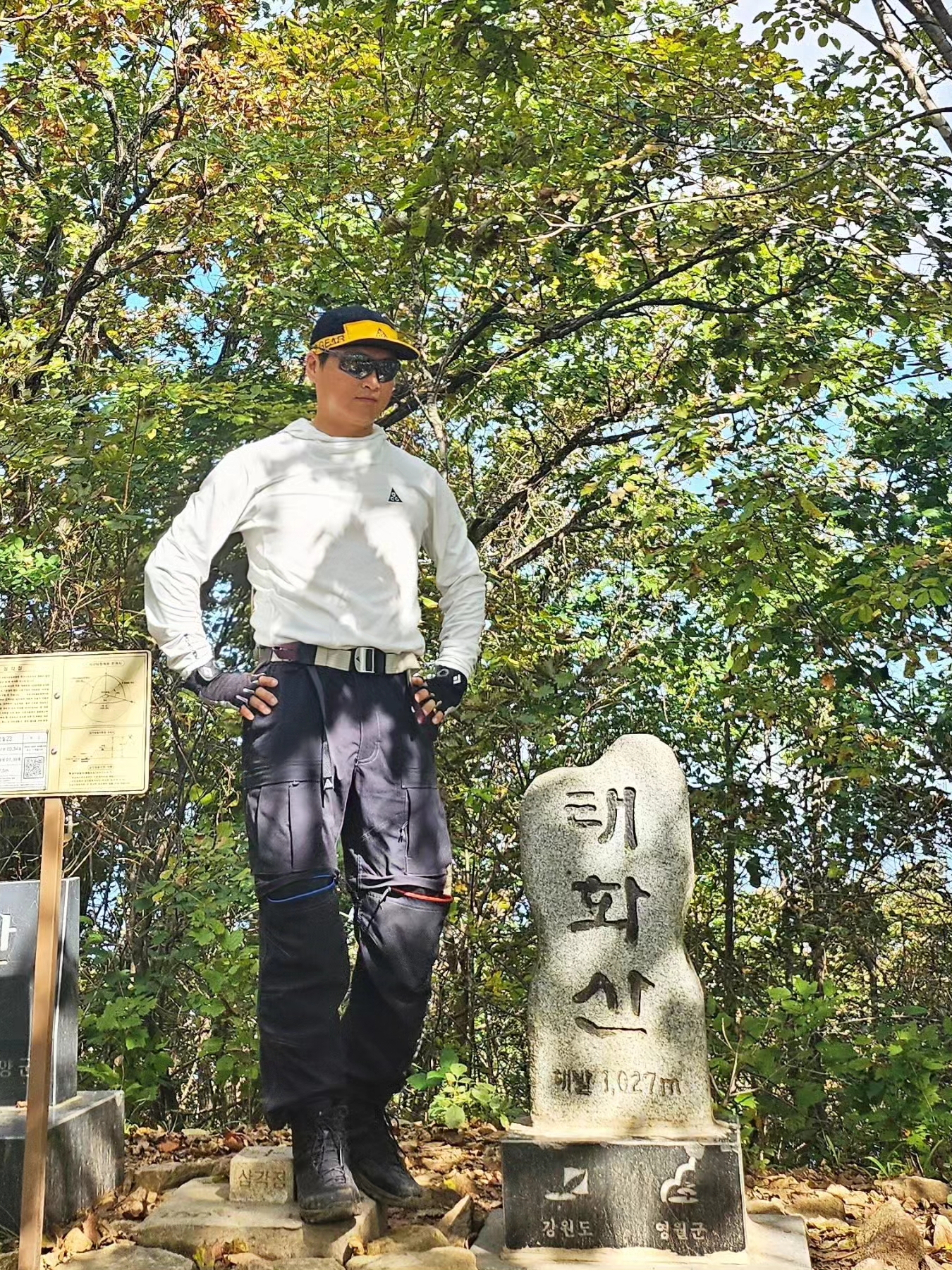Nike ACG AW84 Cap University Gold Black, Nike ACG Dri-Fit ADV Lava Tree UV Hoodie Summit White - Asia 착용 스타일