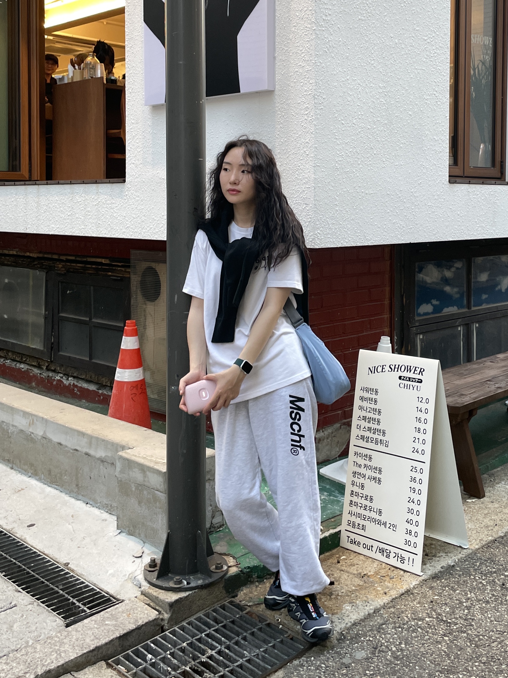 Mischief Rhombus Light Weight Cross Bag Greyish Blue - The Hyundai Seoul Exclusive, Salomon XT-6 Gore-Tex Black Ebony 착용 스타일 - 3