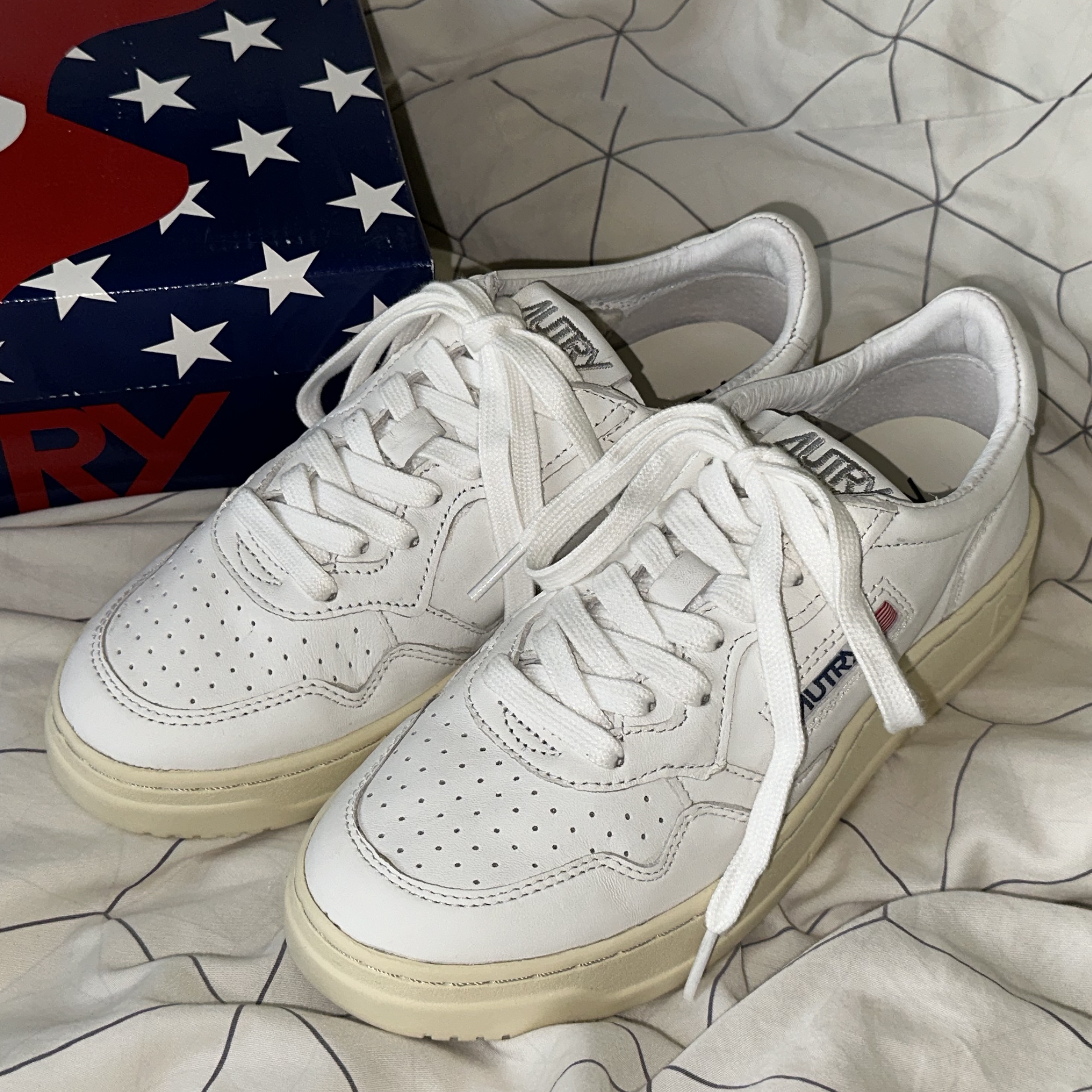 (W) Autry Medalist Low Goatskin Sneakers White 착용 스타일