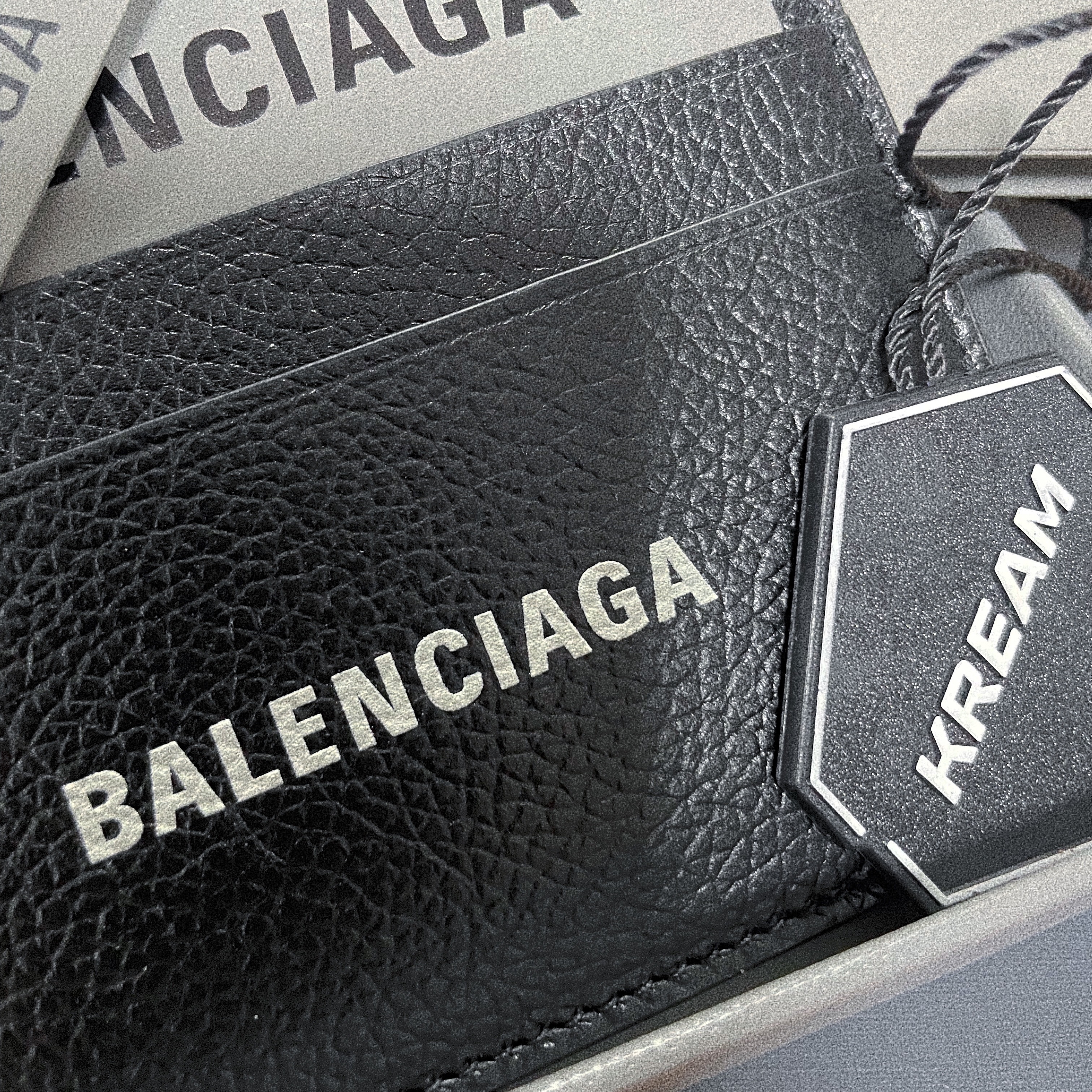 Balenciaga Cash Card Holder Black 착용 스타일