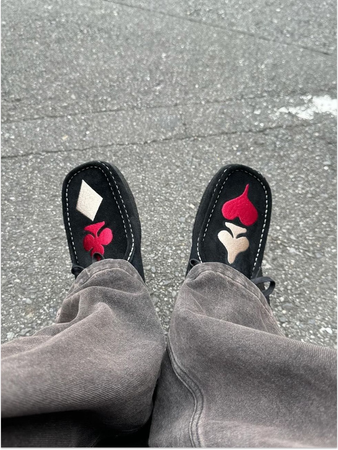Clarks x Stussy Wallabee Black Suede 착용 스타일 - 4