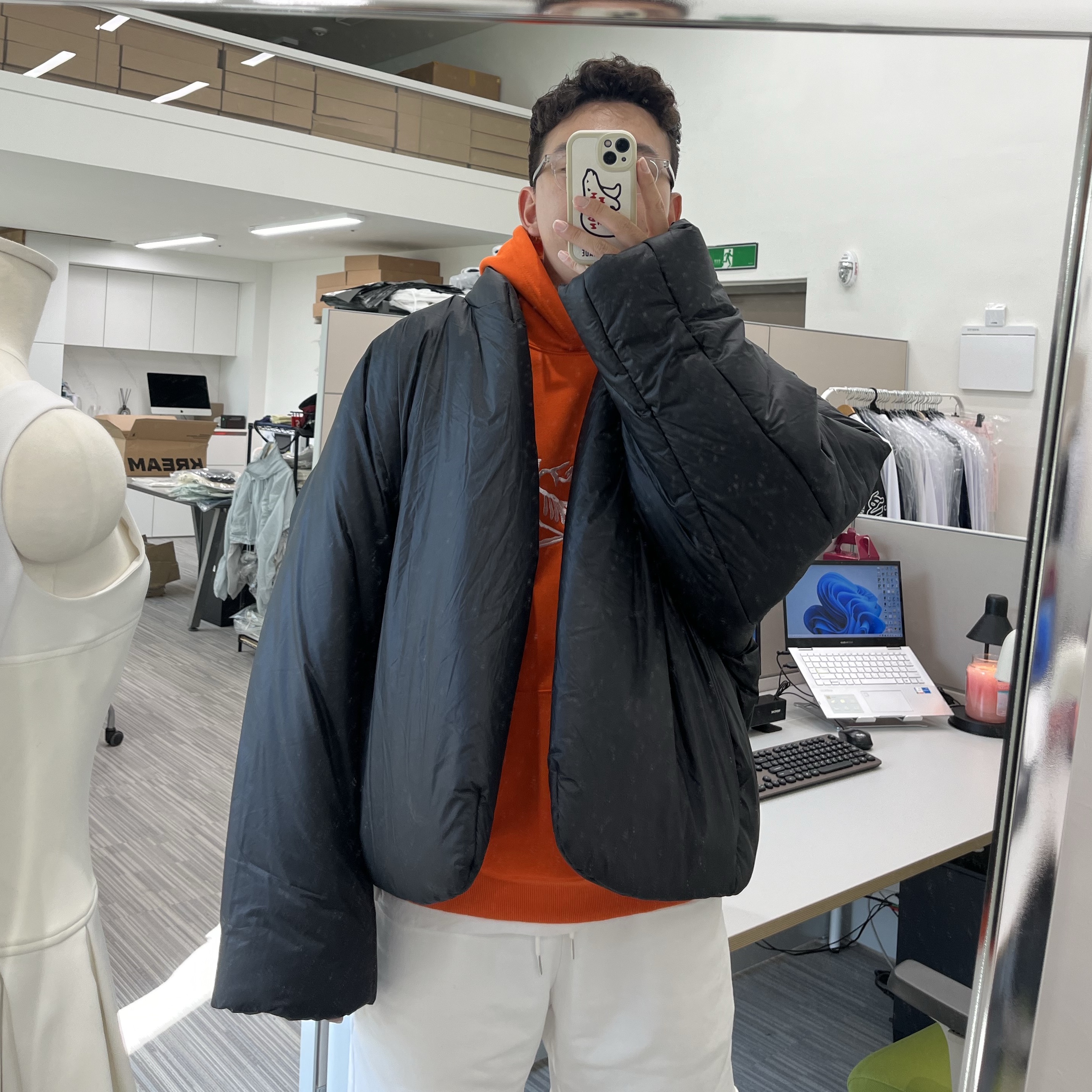 Yeezy Gap Engineered By Balenciaga Round Jacket 2 Black 착용 스타일 - 1