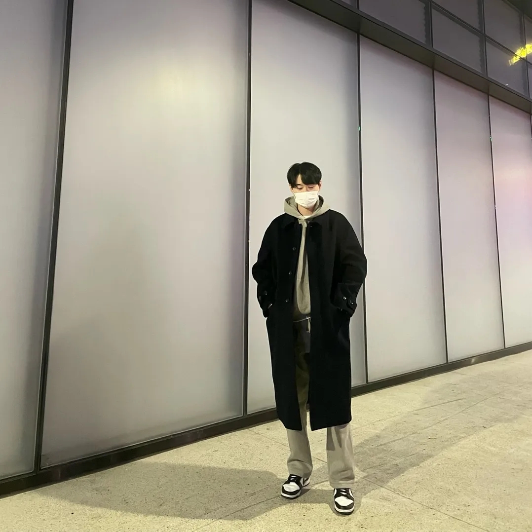 Essentials The Core Collection Hoodie Dark Oatmeal 착용 스타일 - 1