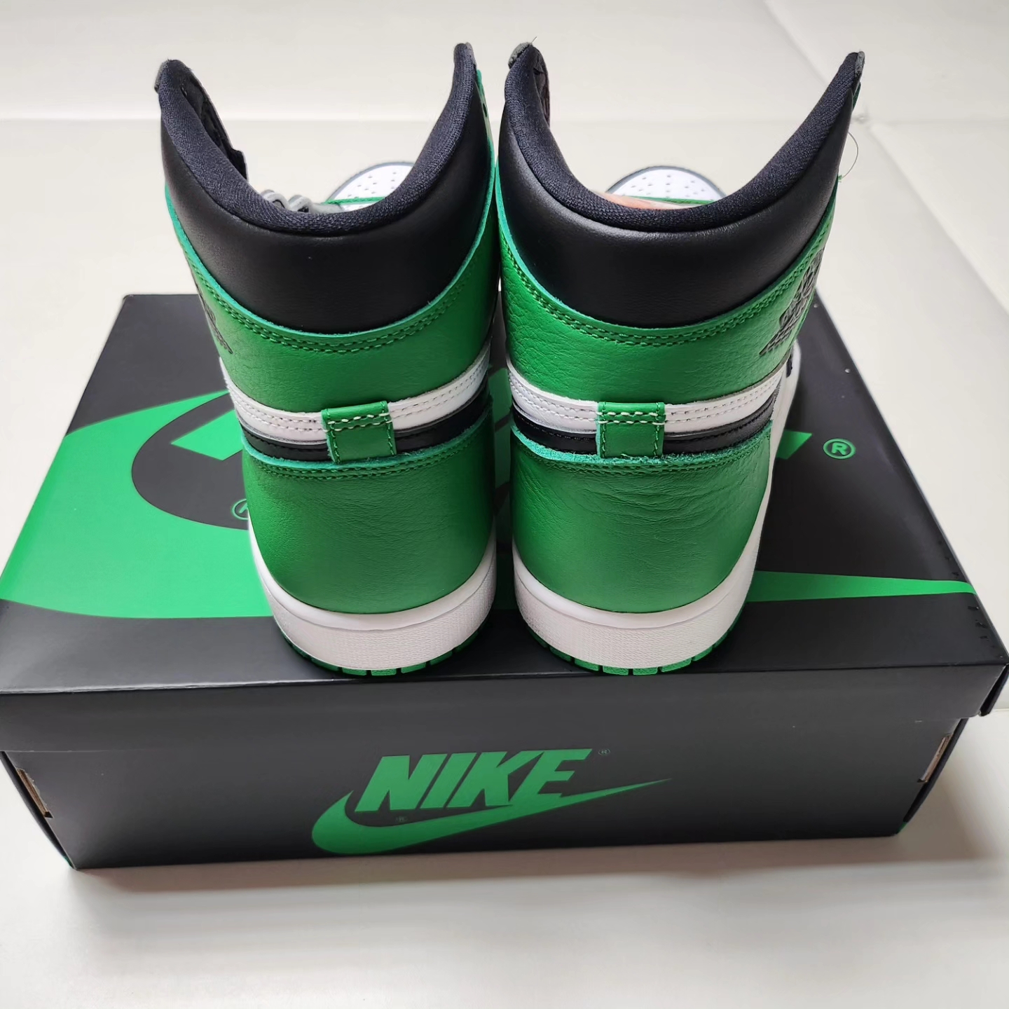 Jordan 1 Retro High OG Black and Lucky Green 착용 스타일 - 4