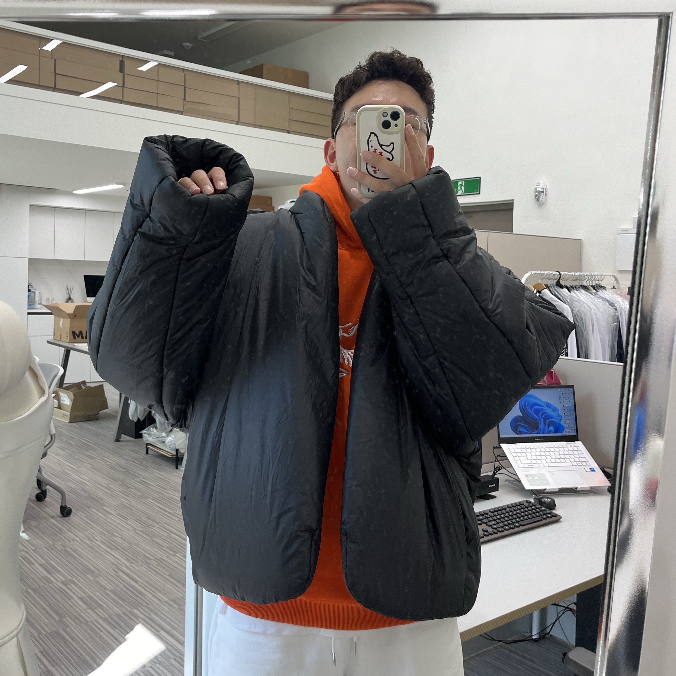 Yeezy Gap Engineered By Balenciaga Round Jacket 2 Black 착용 스타일 - 2