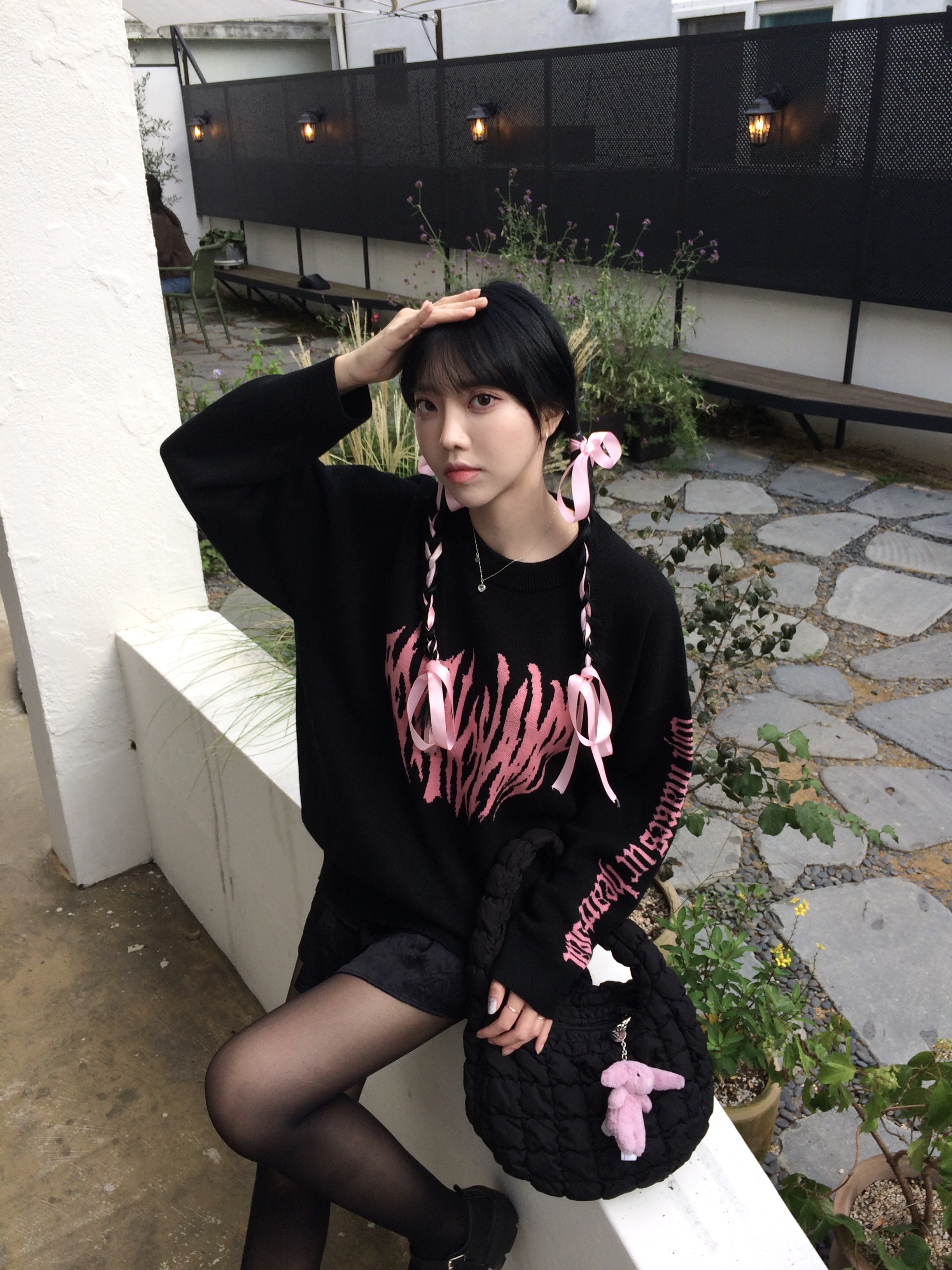 COS Quilted Oversized Shoulder Bag Black, Jellycat Bashful Bunny Bag Charm Tulip 착용 스타일 - 1