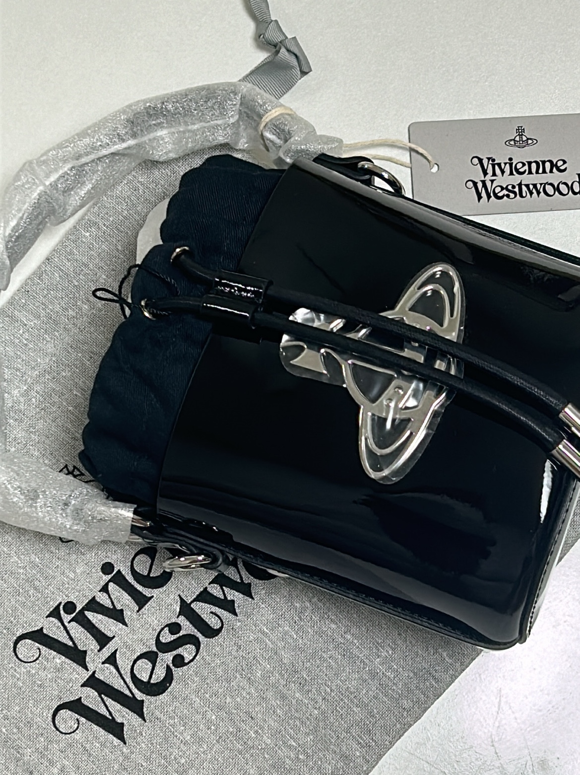 Vivienne Westwood Daisy Small Drawstring Bucket Bag Black 착용 스타일