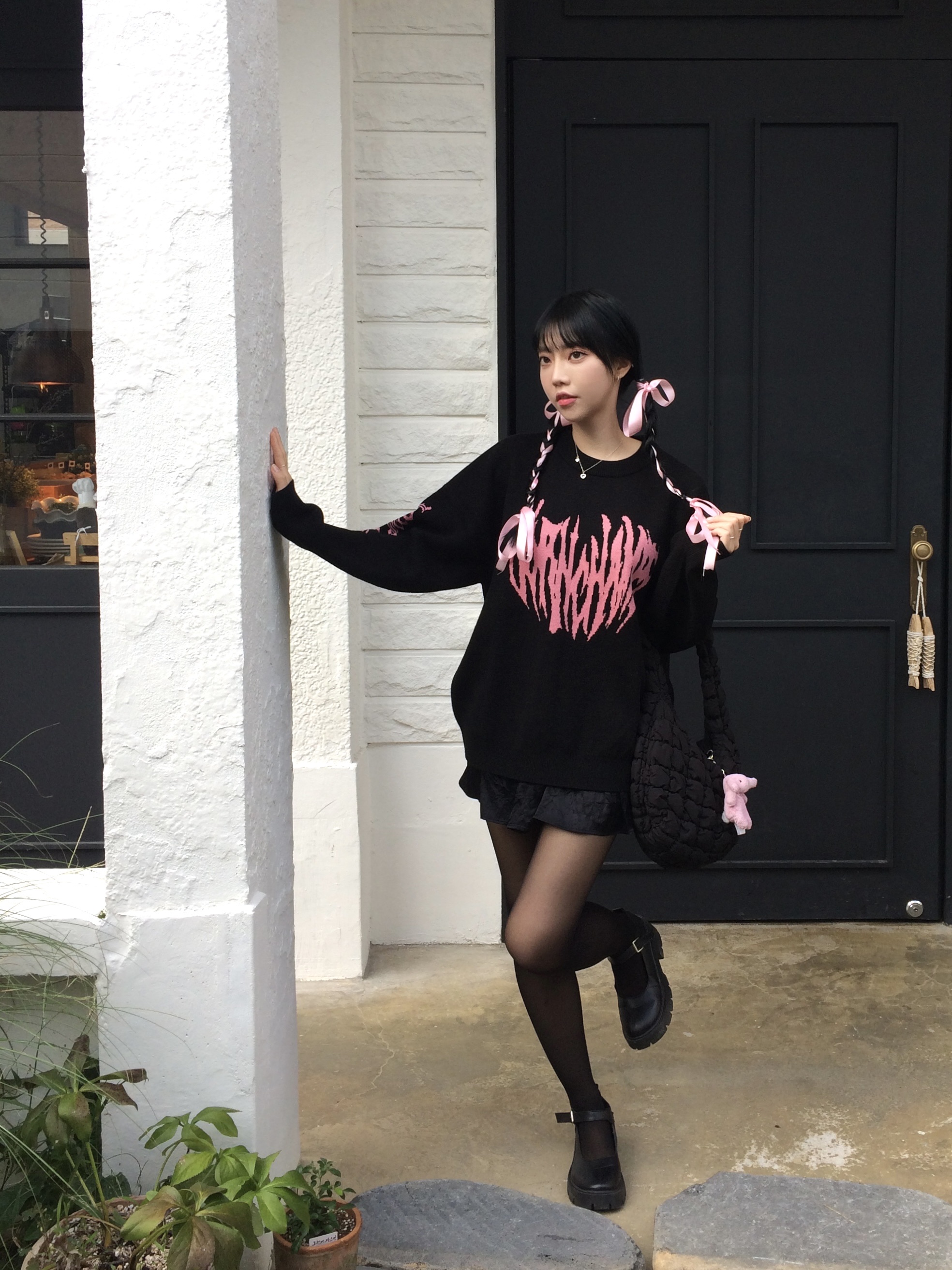 COS Quilted Oversized Shoulder Bag Black, Jellycat Bashful Bunny Bag Charm Tulip 착용 스타일 - 2