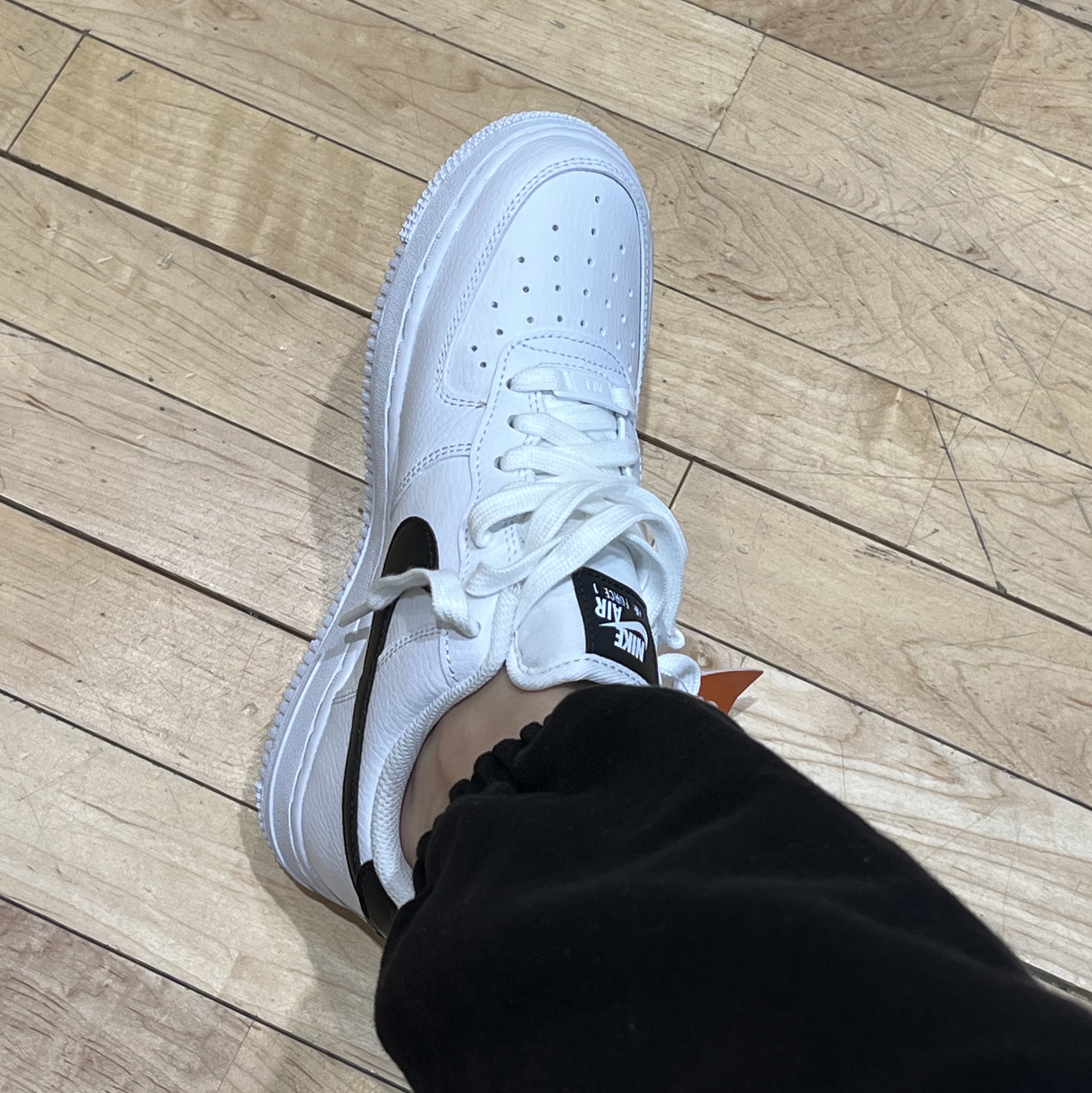 (W) Nike Air Force 1 '07 White Black 착용 스타일 - 1