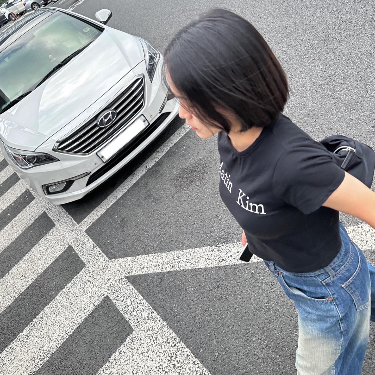 (W) Matin Kim Logo Silket Crop Top Black, Matin Kim Sporty Tote Bag Black 착용 스타일