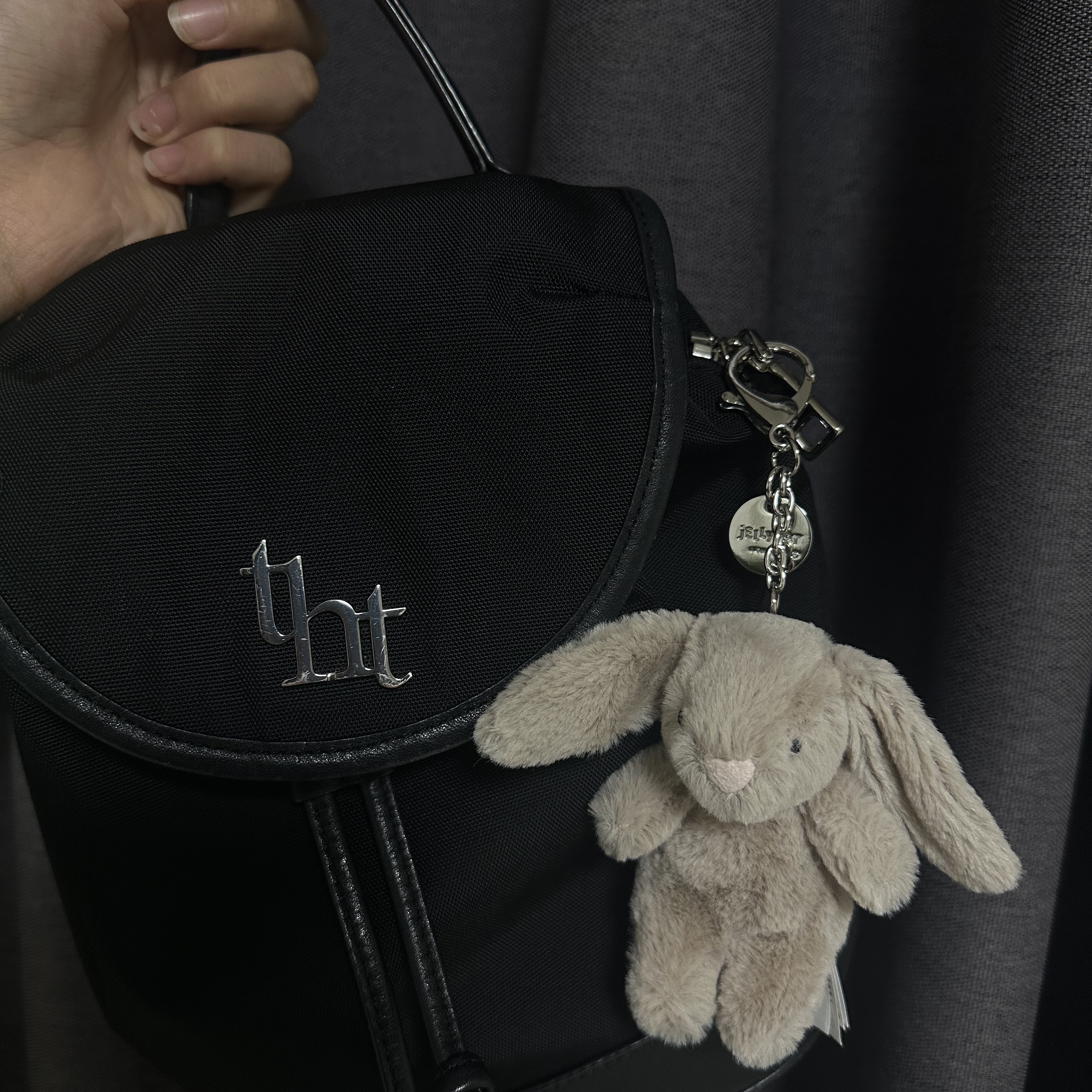 Jellycat Bashful Bunny Bag Charm Beige, Threetimes Acorn Backpack Black 착용 스타일