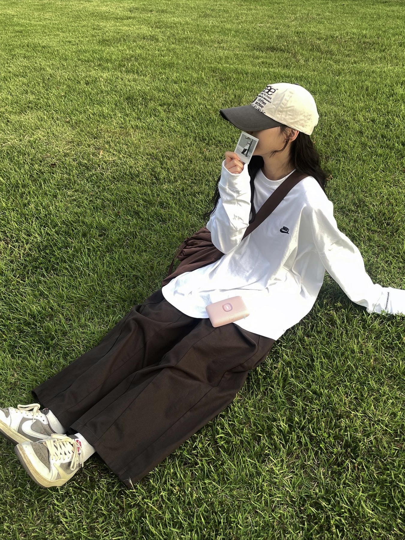 Nike x Peaceminusone LS T-Shirt White (DR0098-100), Uniqlo U Drawstring Shoulder Bag Brown 착용 스타일 - 1