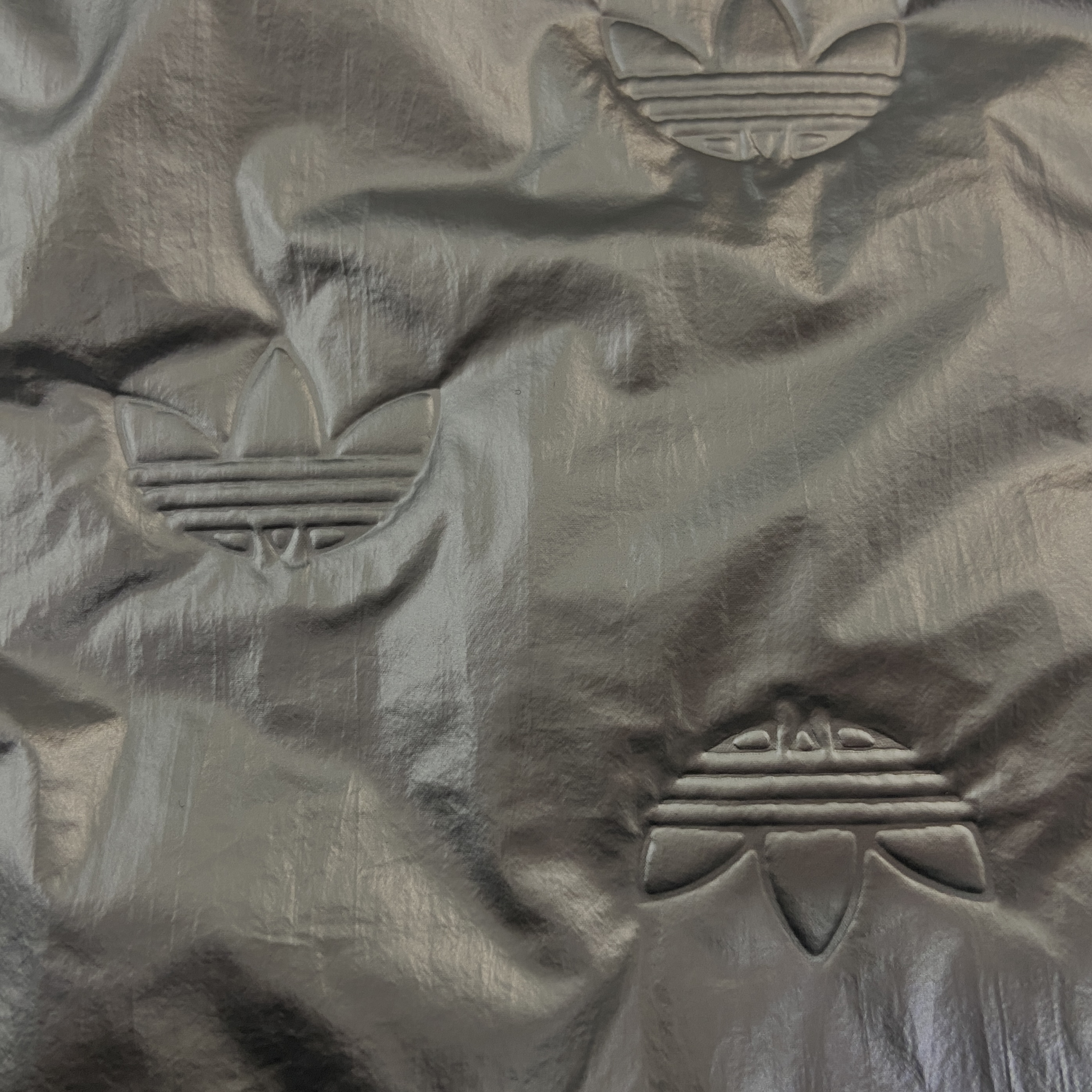 Adidas Puffy Satin Mini Shoulder Bag Silver Metallic 착용 스타일 - 3