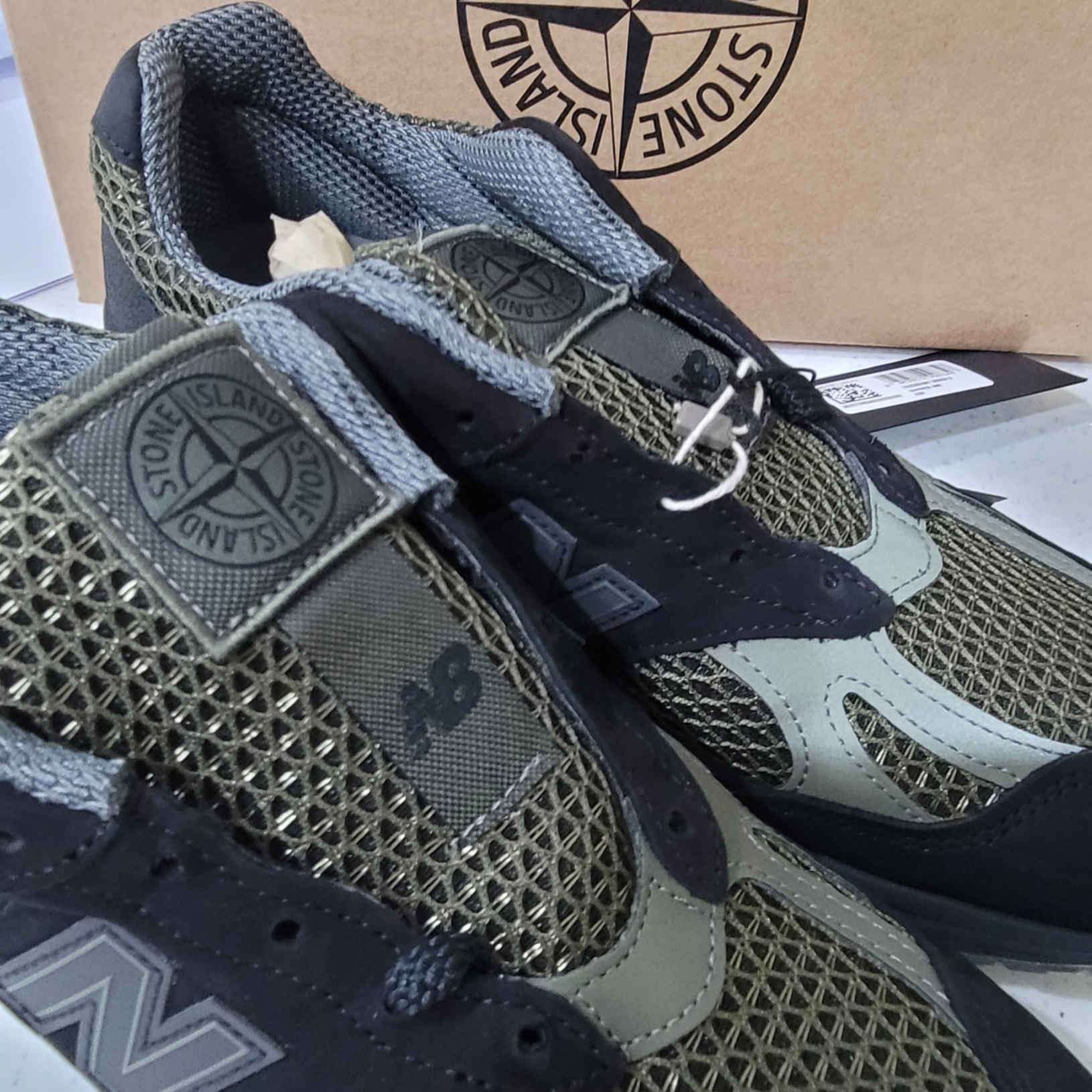 New Balance x Stone Island 991v2 Made in UK Black Olive Night 착용 스타일 - 2