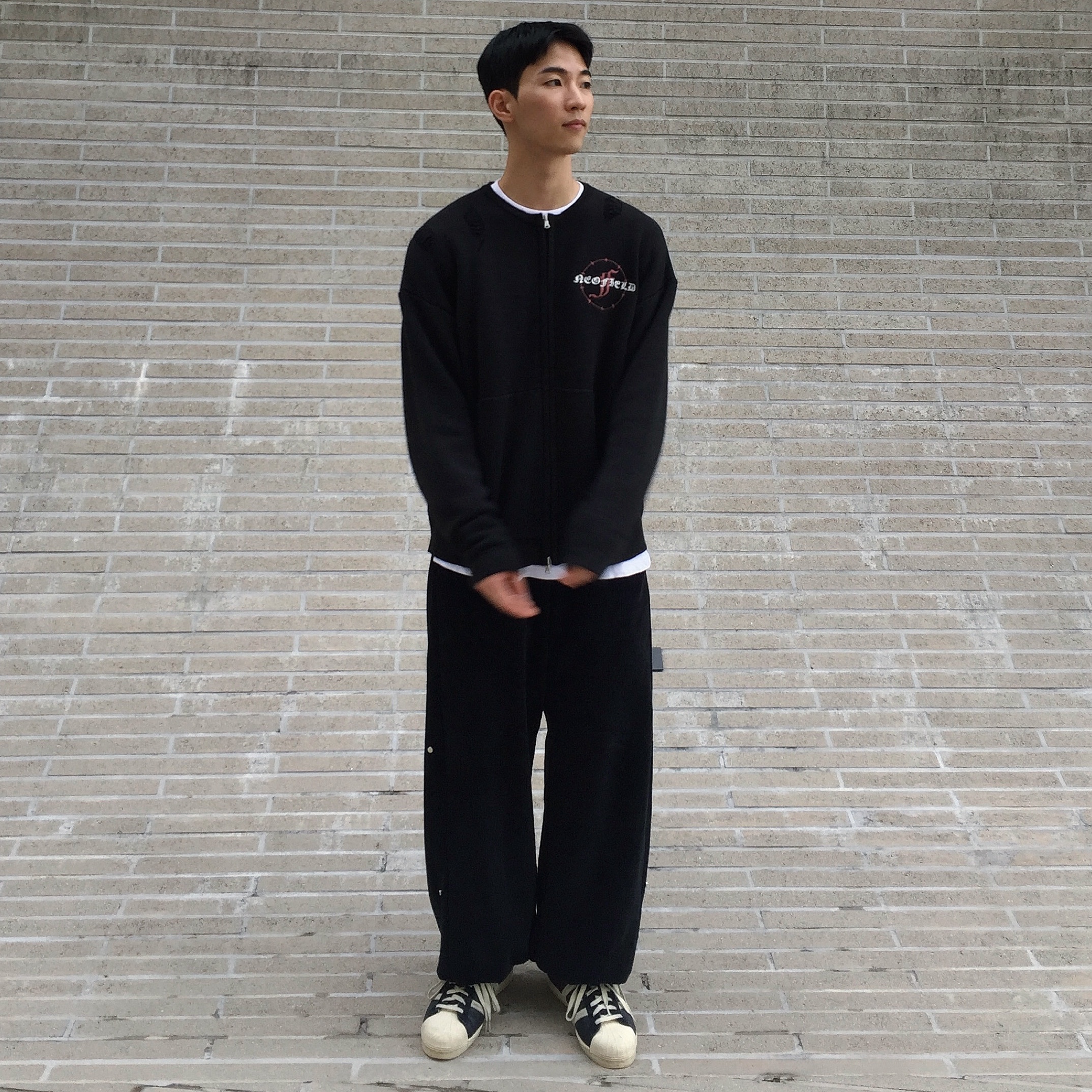 Adidas Superstar 82 Black White 착용 스타일 - 1