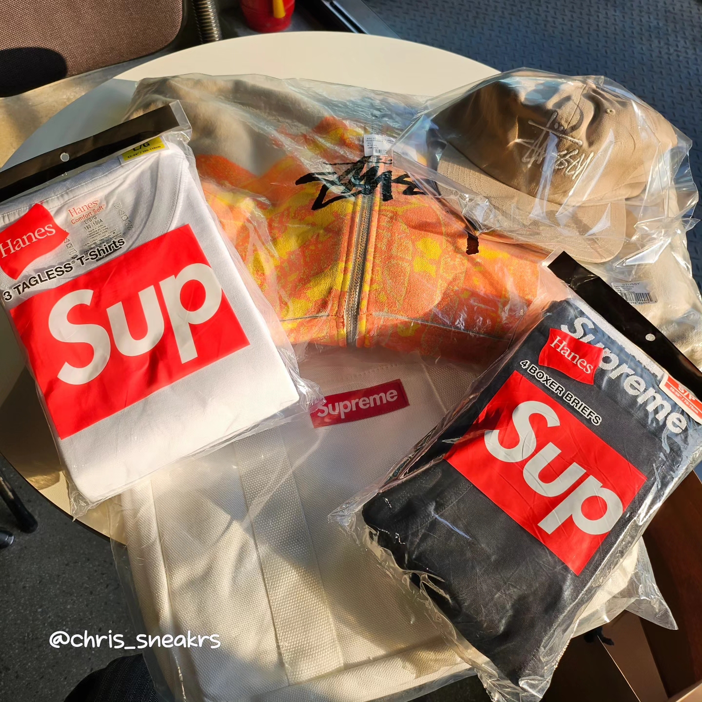 Supreme Crown T-Shirt Royal - 23SS, Supreme Pigment Canvas S Logo 6-Panel Navy - 23SS 착용 스타일 - 5