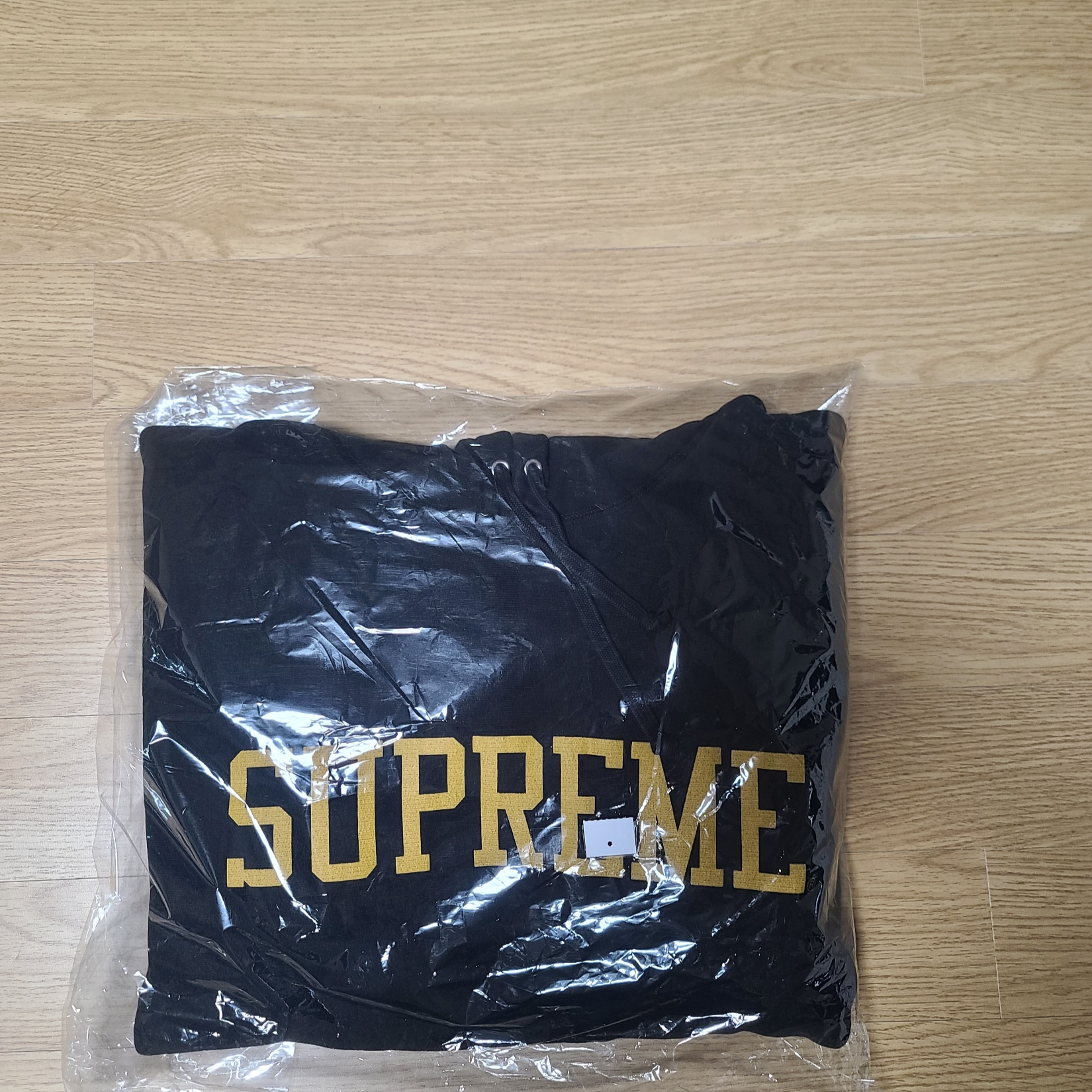 Supreme Varsity Hooded Sweatshirt Black - 23FW, Supreme Inside Out Crewneck Black - 23FW 착용 스타일 - 2