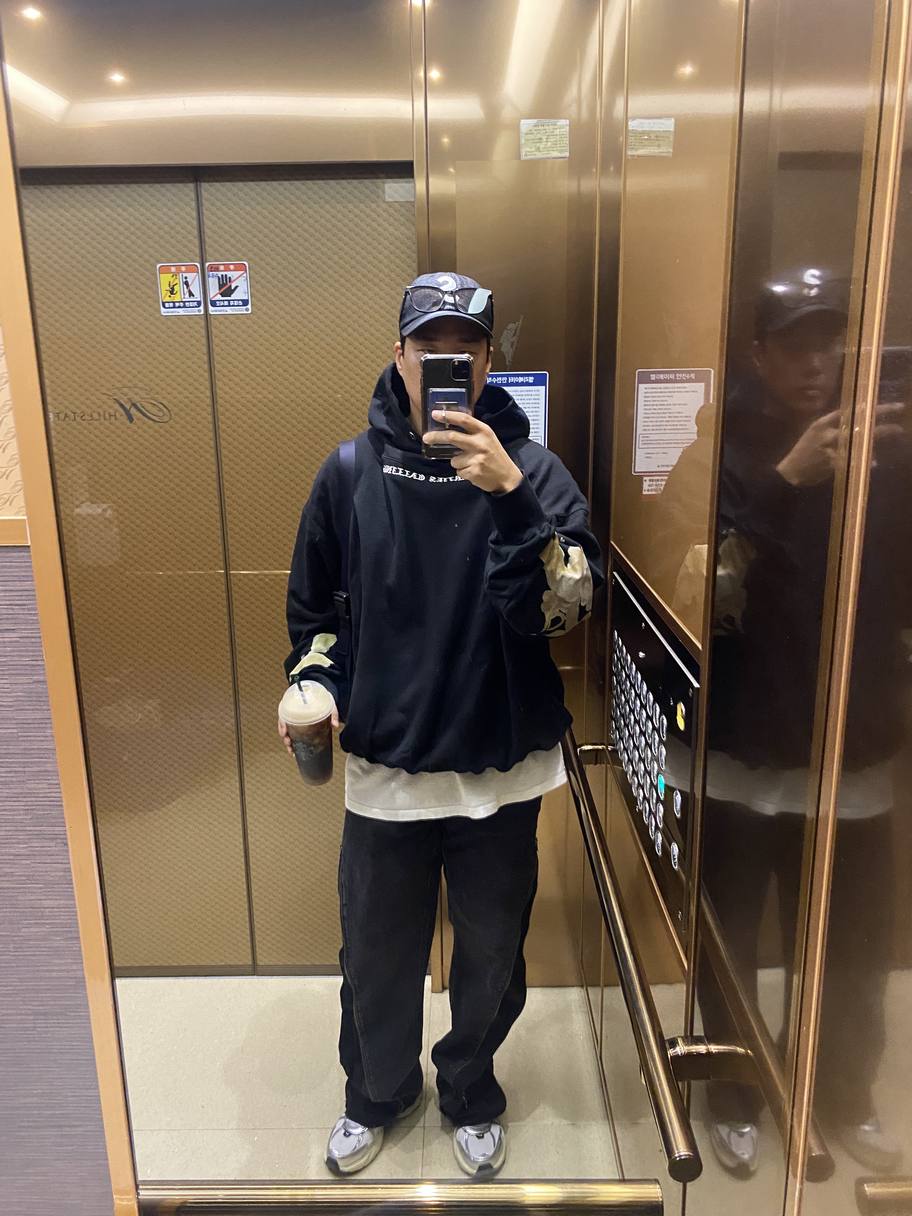 Nike V2K Run Summit White Metallic Silver, Supreme Raffia S Logo 6-Panel Black - 22SS 착용 스타일