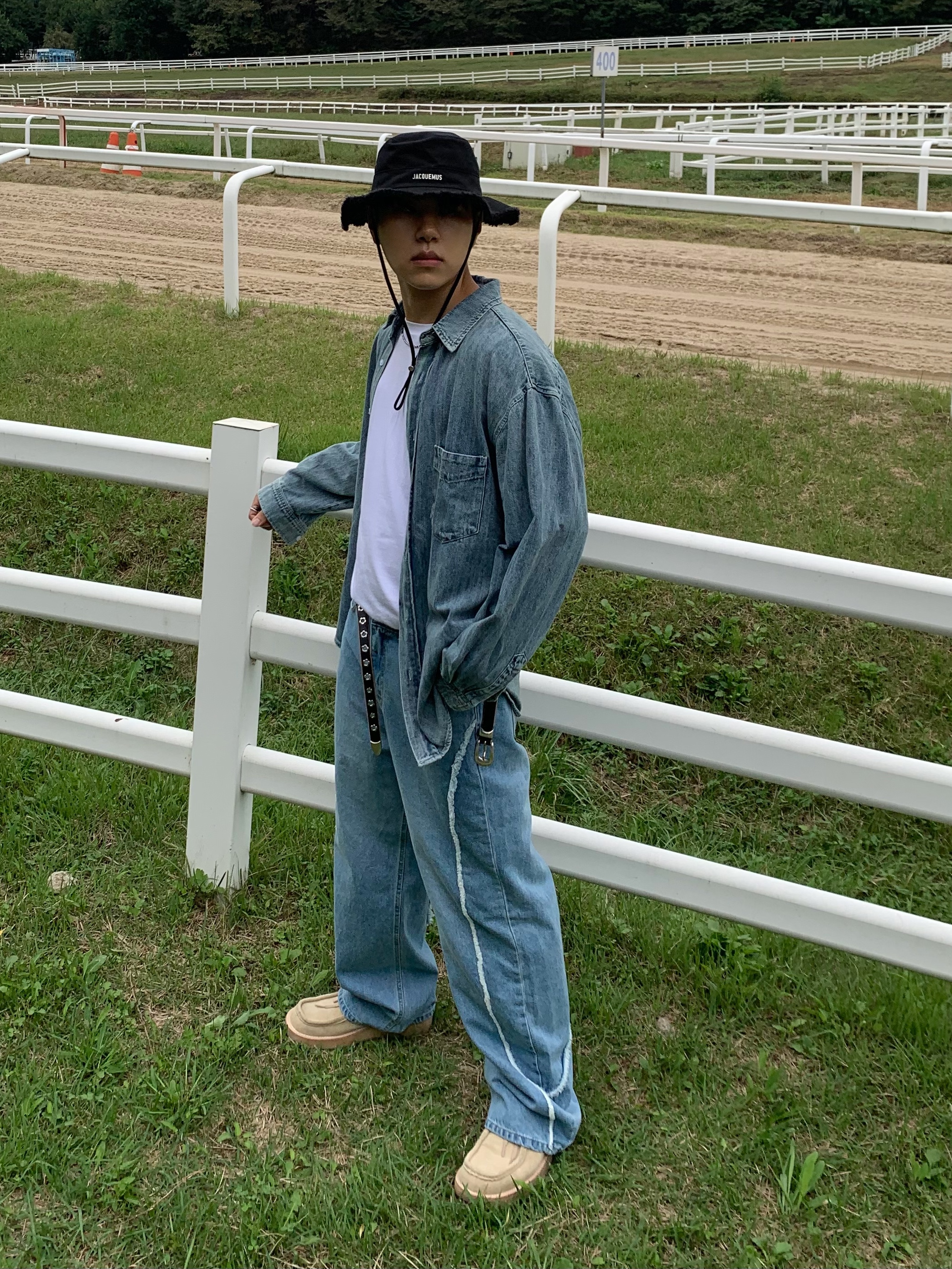 Jacquemus Le Bob Artichaut Bucket Hat Black, Our Legacy Belt 2cm Leather Black 착용 스타일 - 3