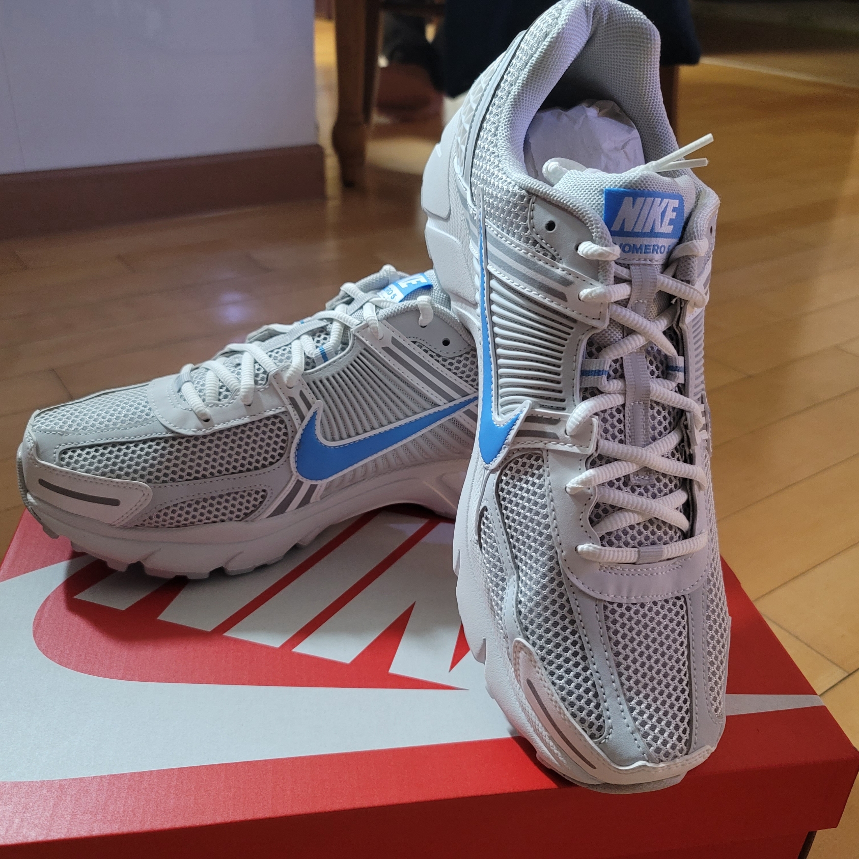 Nike Zoom Vomero 5 Photon Dust and University Blue 착용 스타일 - 1