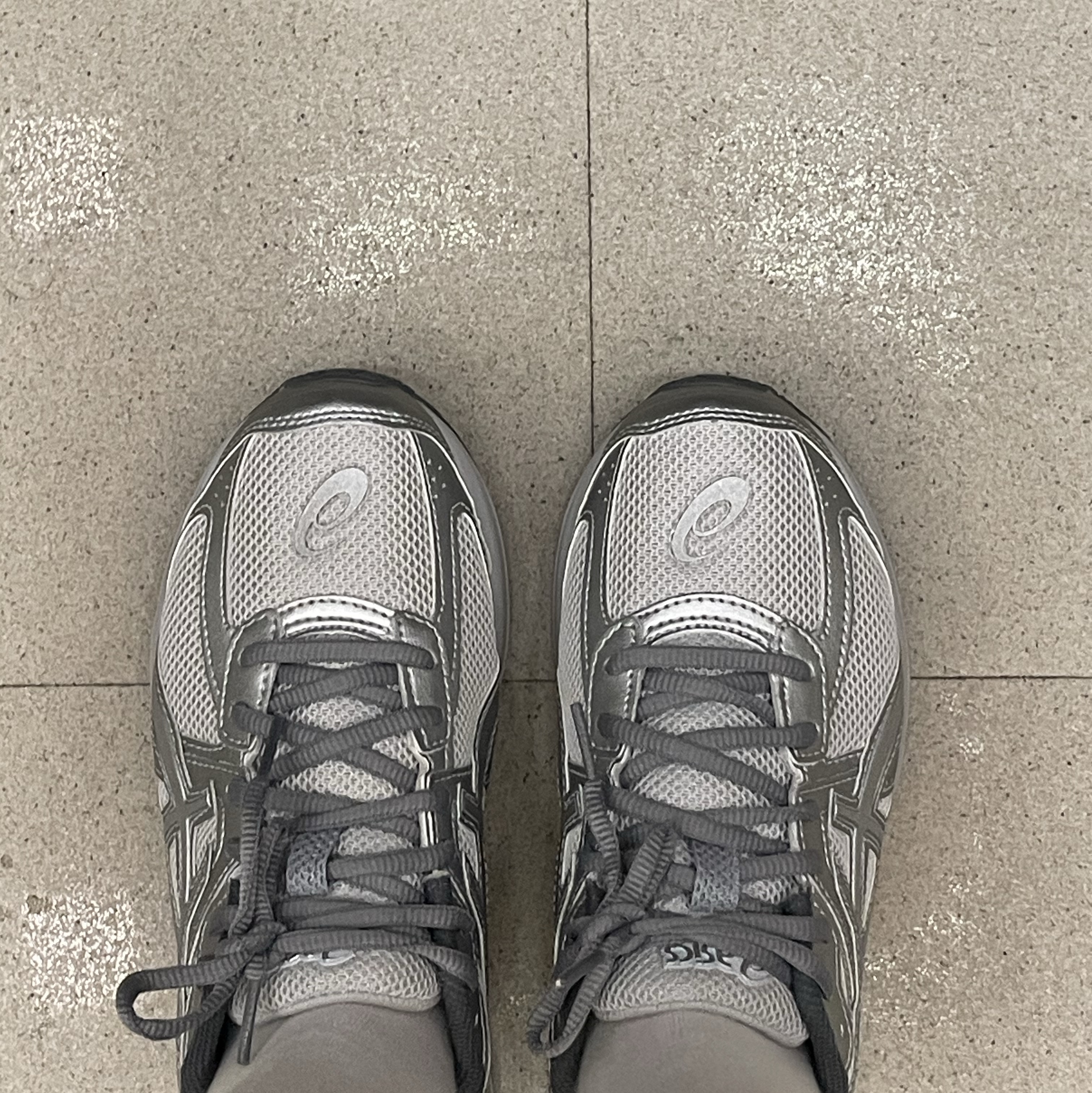 Asics Jog 100 S SMU Glacier Grey Pure Silver - 2E Wide 착용 스타일
